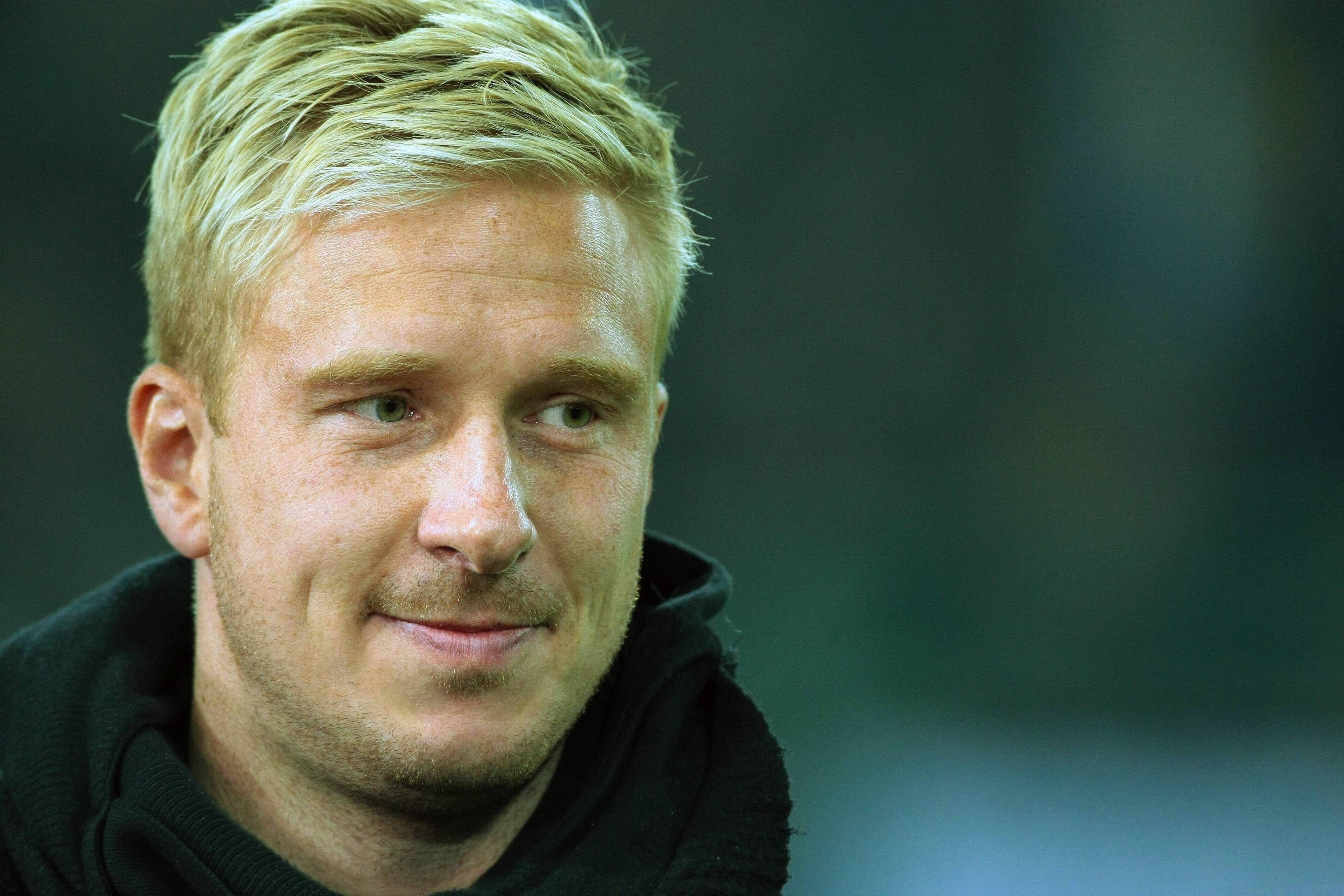Mike Hanke ist zurück bei Borussia. Der ehemalige Nationalspieler, hier zu sehen am 3. Januar 2015, übernimmt in Gladbach einen Posten als Jugendtrainer. Auf diesem Foto lächelt er in die Kamera.