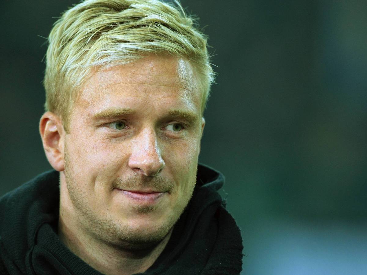 Mike Hanke ist zurück bei Borussia. Der ehemalige Nationalspieler, hier zu sehen am 3. Januar 2015, übernimmt in Gladbach einen Posten als Jugendtrainer. Auf diesem Foto lächelt er in die Kamera.