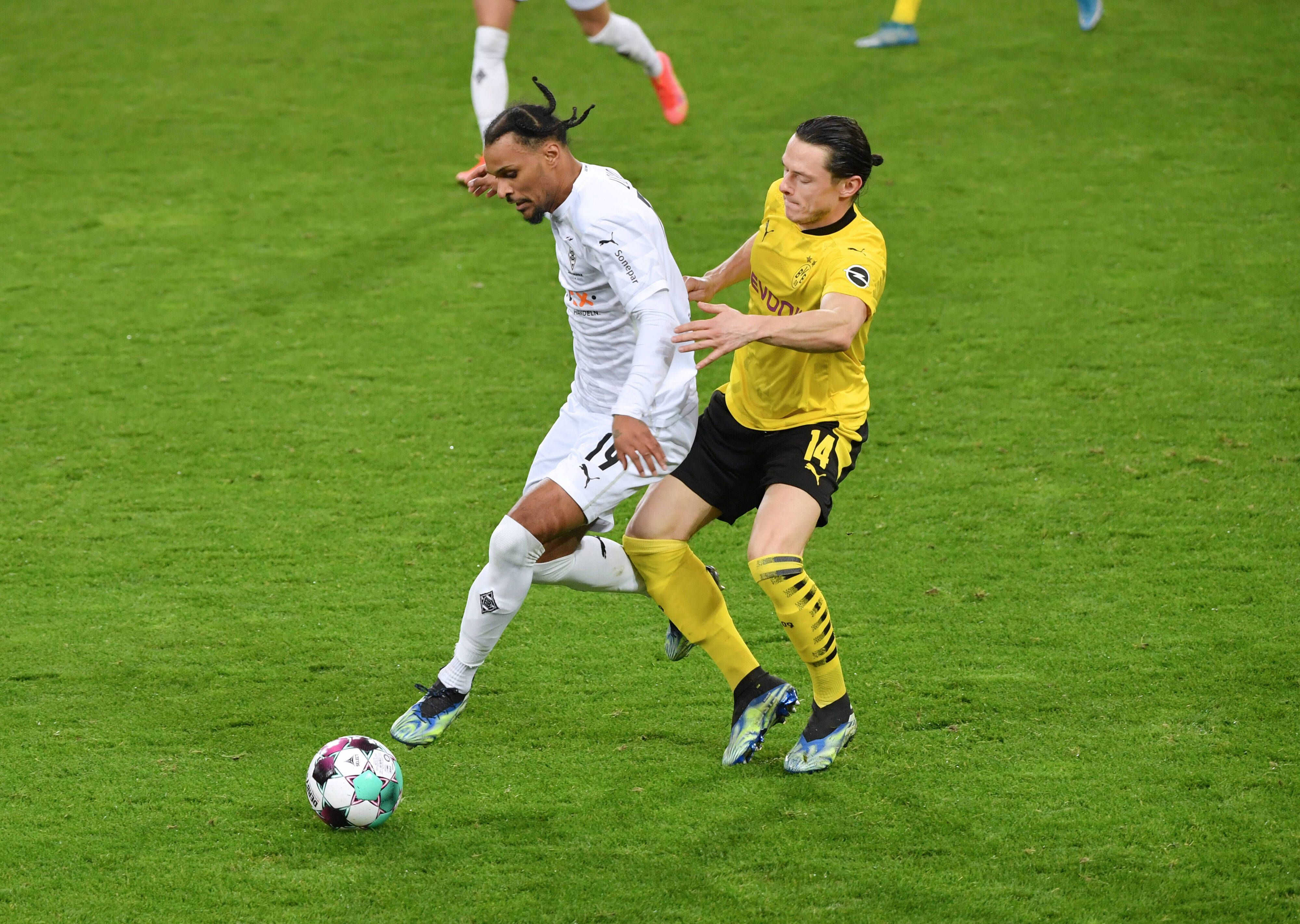 Ex-Gladbacher Valentino Lazaro (l.), hier im Zweikampf mit Dortmunds Nico Schulz (r.) beim DFB-Pokal-Viertelfinale der Spielzeit 20/21 am 2. März 2021