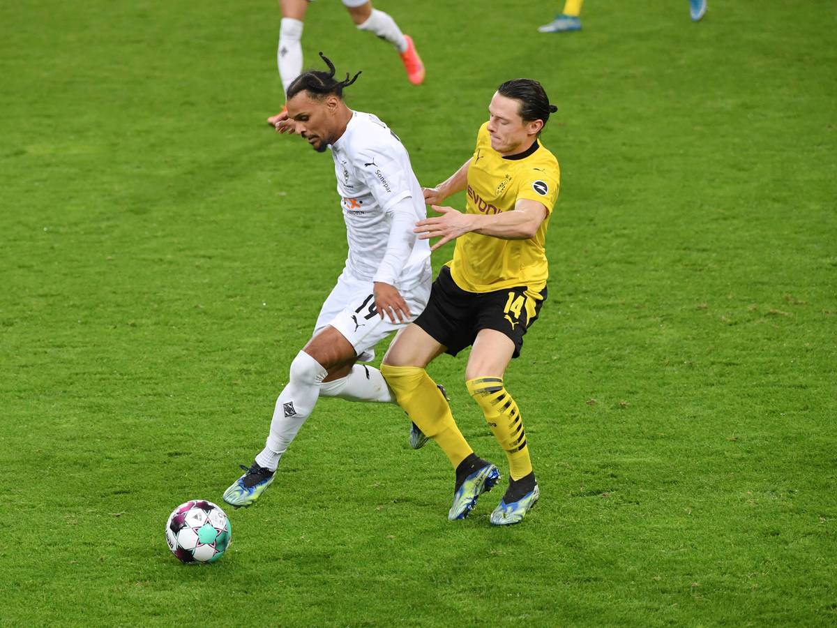 Ex-Gladbacher Valentino Lazaro (l.), hier im Zweikampf mit Dortmunds Nico Schulz (r.) beim DFB-Pokal-Viertelfinale der Spielzeit 20/21 am 2. März 2021