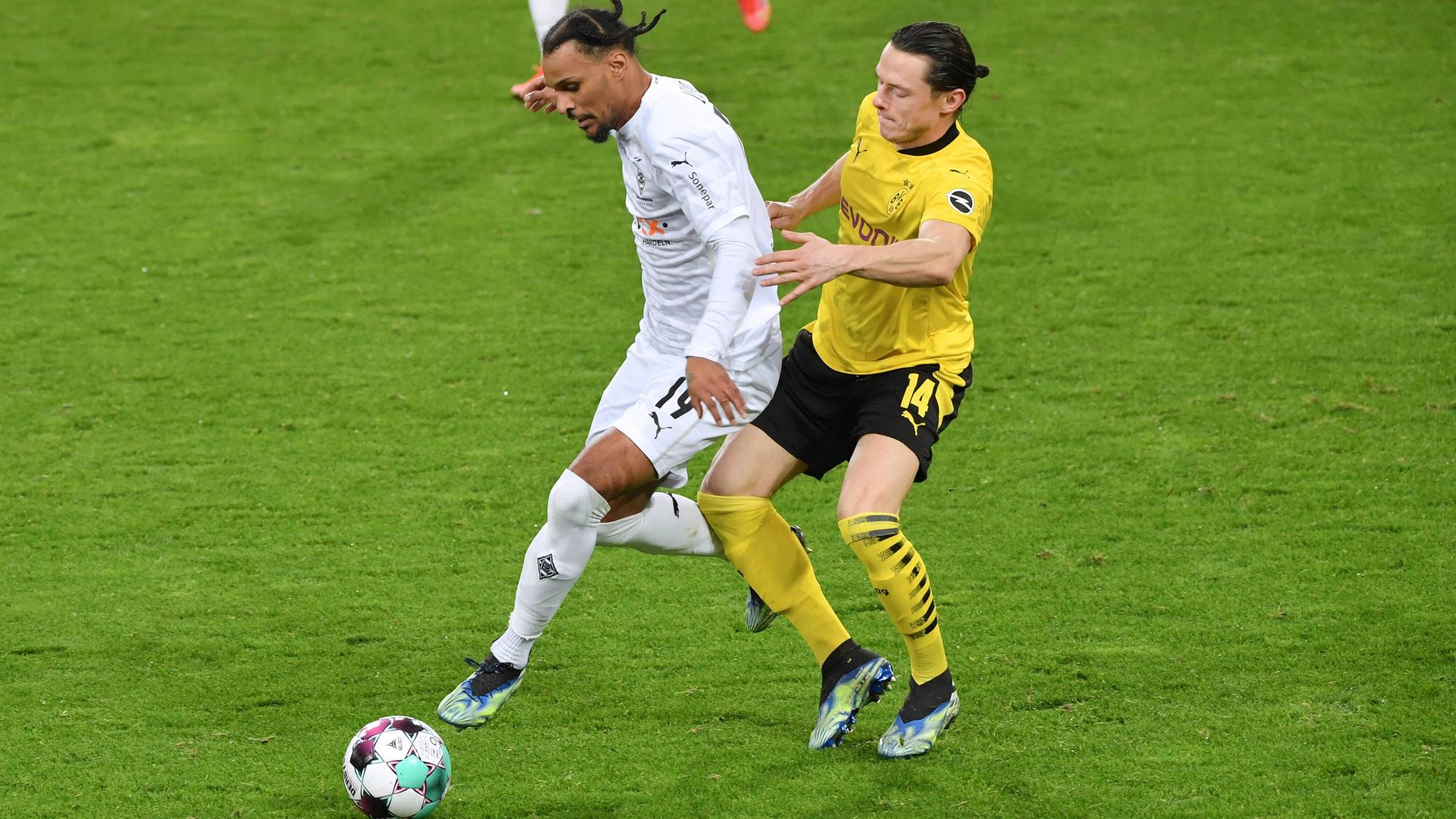 Ex-Gladbacher Valentino Lazaro (l.), hier im Zweikampf mit Dortmunds Nico Schulz (r.) beim DFB-Pokal-Viertelfinale der Spielzeit 20/21 am 2. März 2021