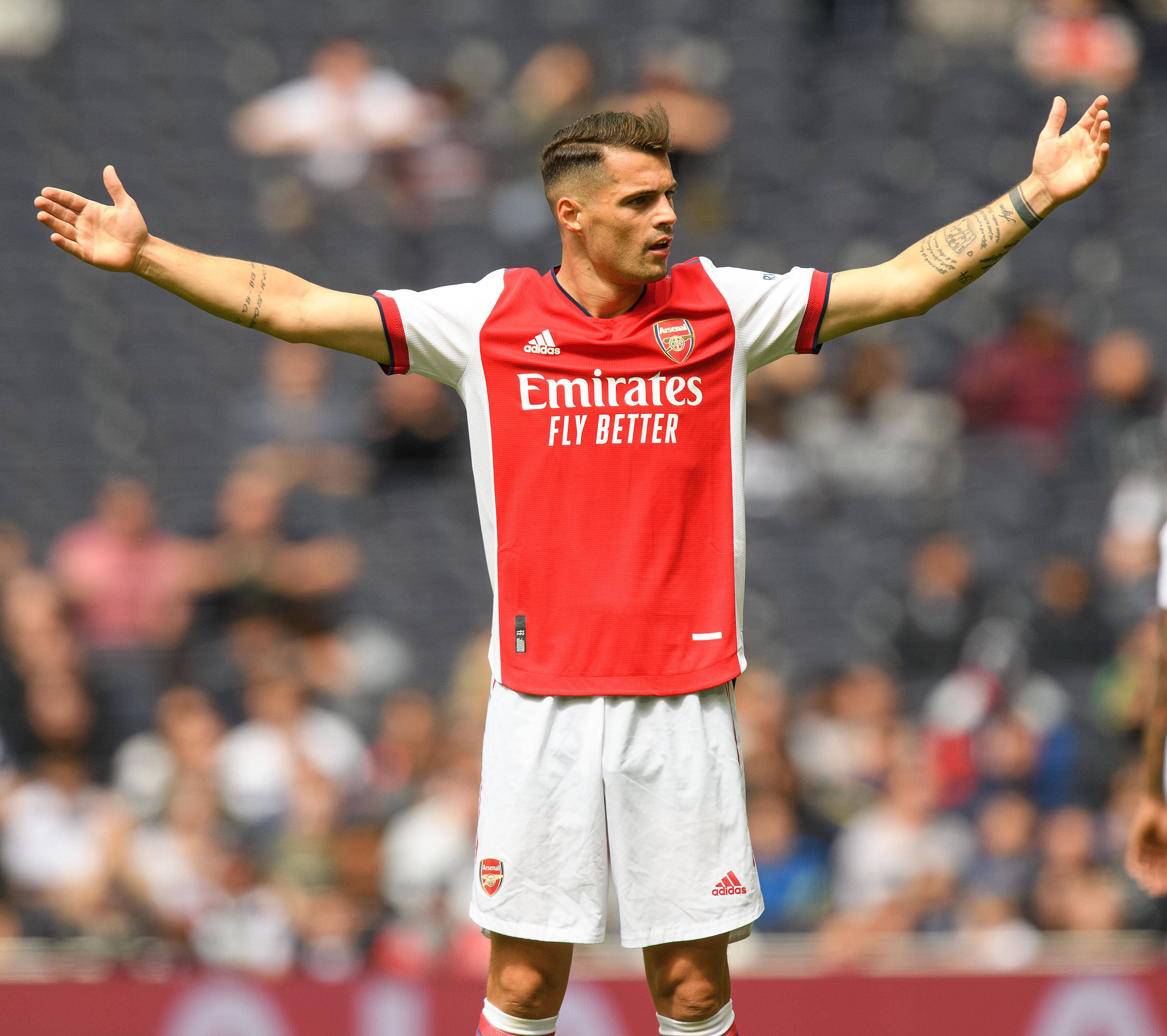 Londons Granit Xhaka beim Match zwischen Tottenham Hotspur und Arsenal am 8. August 2021 breitet die Arme aus und animiert die Zuschauer zum Anfeuern.
