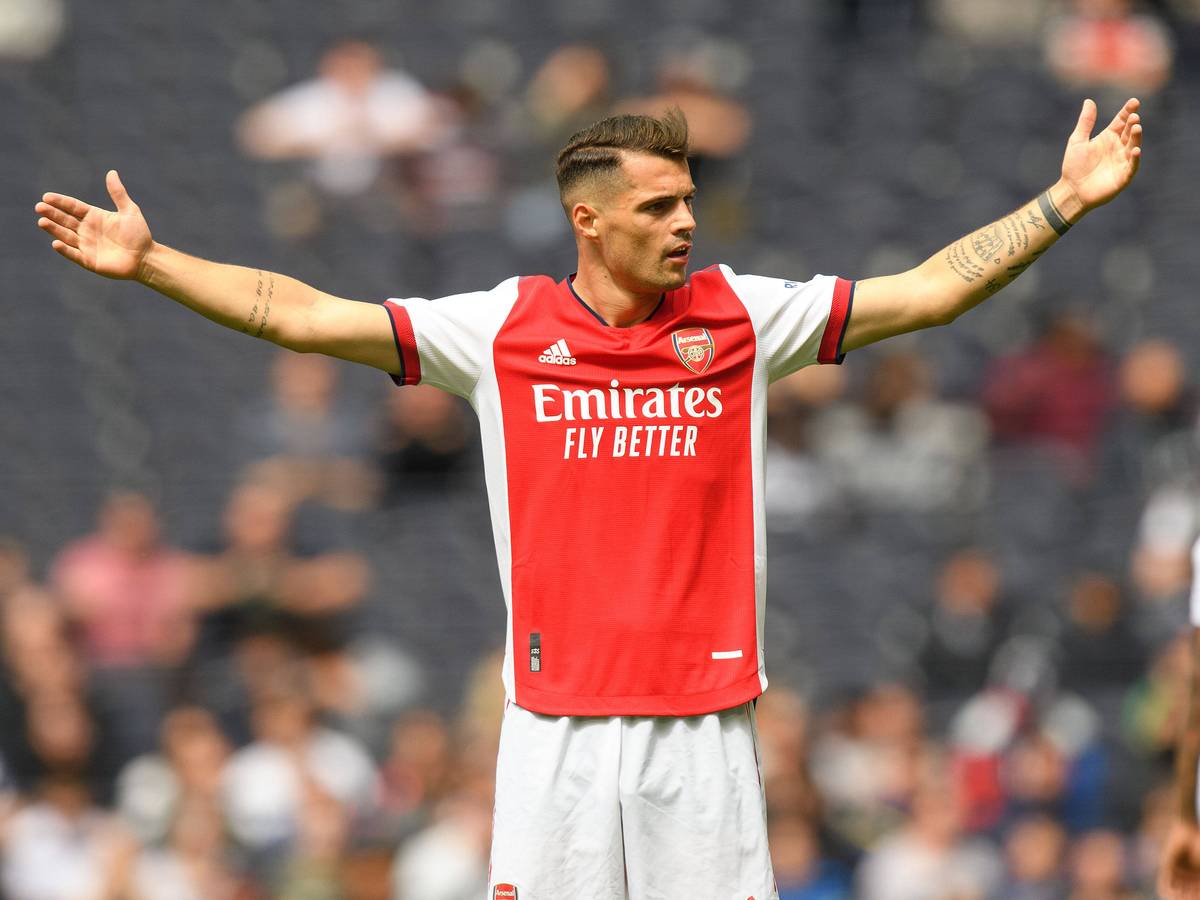 Londons Granit Xhaka beim Match zwischen Tottenham Hotspur und Arsenal am 8. August 2021 breitet die Arme aus und animiert die Zuschauer zum Anfeuern.