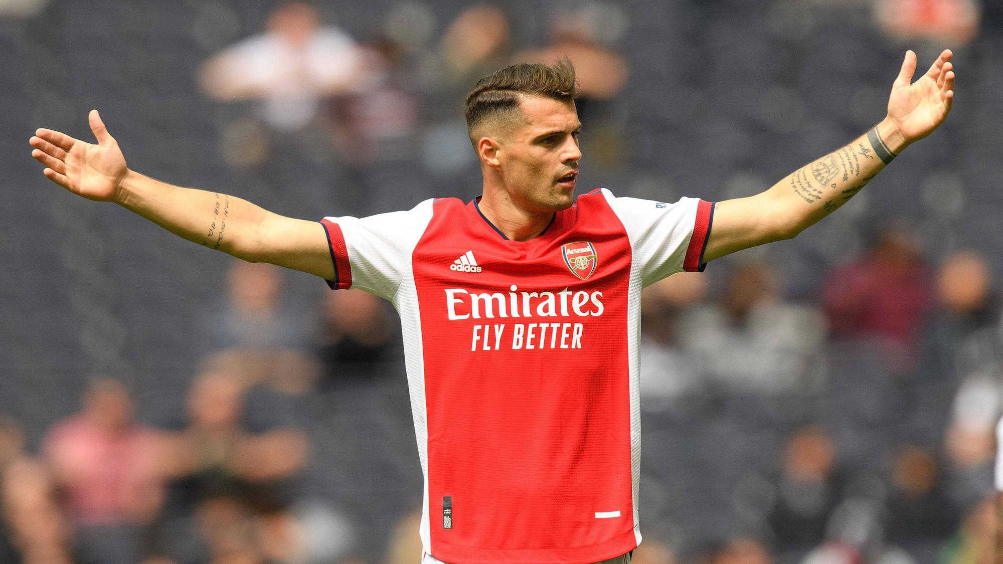 Londons Granit Xhaka beim Match zwischen Tottenham Hotspur und Arsenal am 8. August 2021 breitet die Arme aus und animiert die Zuschauer zum Anfeuern.