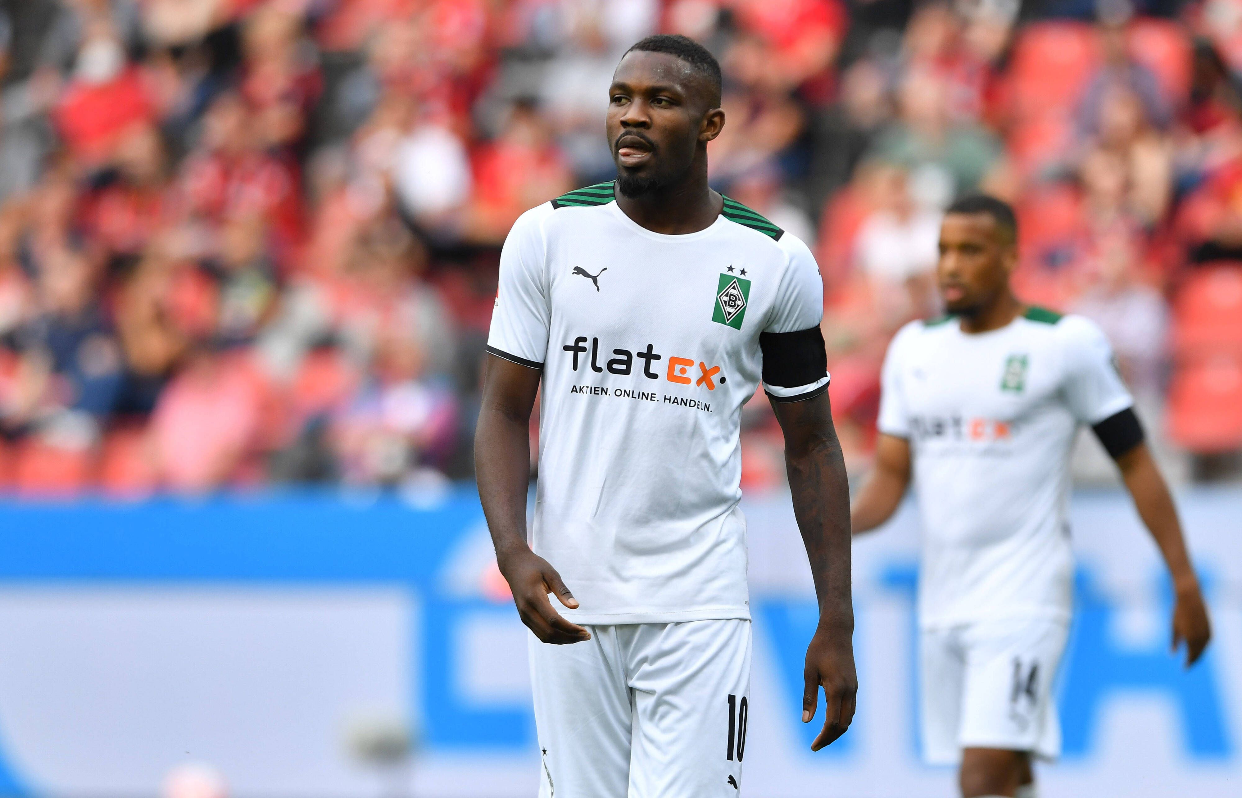 Fohlen-Stürmer Marcus Thuram am 21. August 2021 beim Bundesliga-Duell zwischen Bayer Leverkusen und Borussia Mönchengladbach läuft über den Platz.