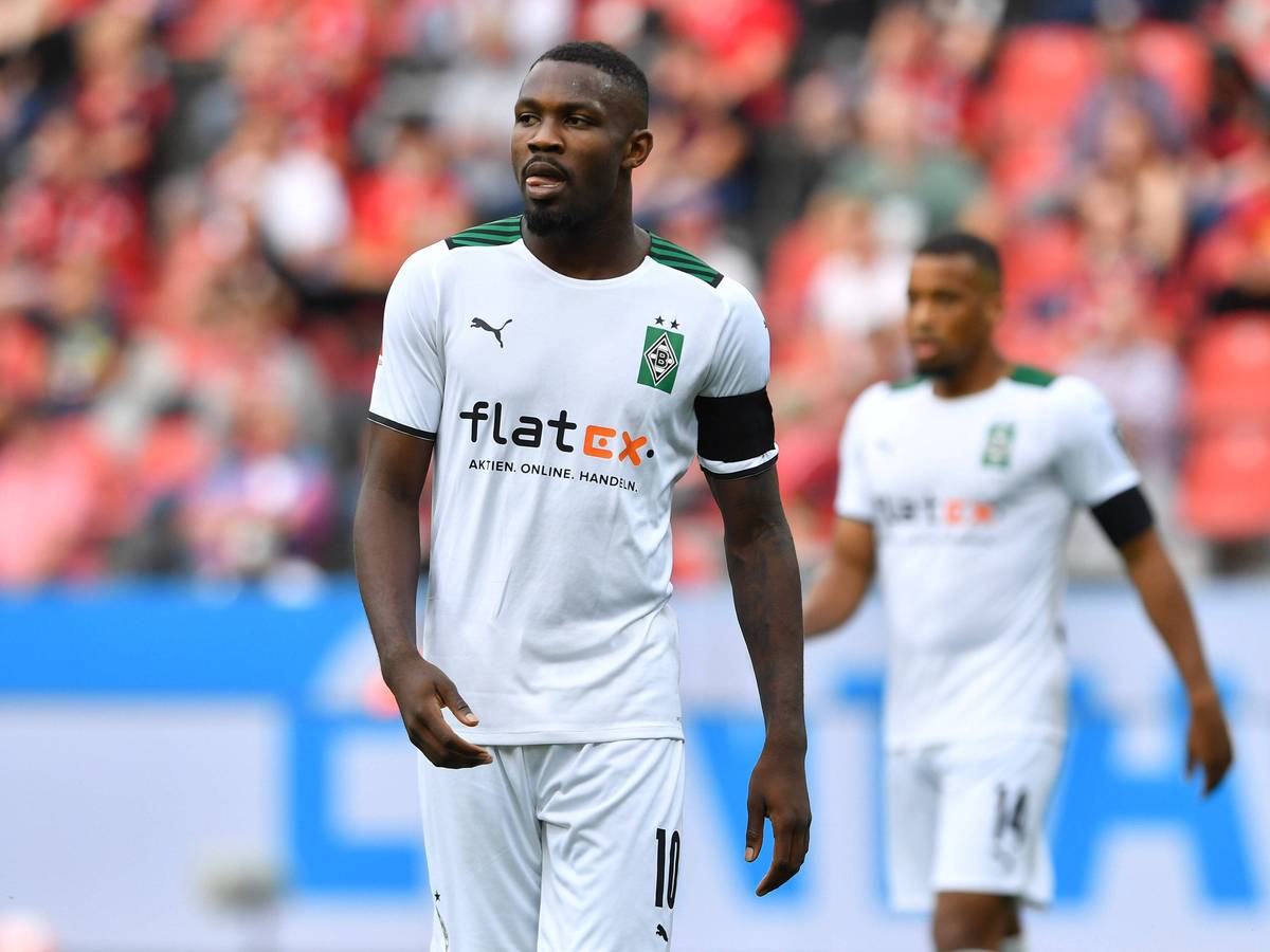 Fohlen-Stürmer Marcus Thuram am 21. August 2021 beim Bundesliga-Duell zwischen Bayer Leverkusen und Borussia Mönchengladbach läuft über den Platz.