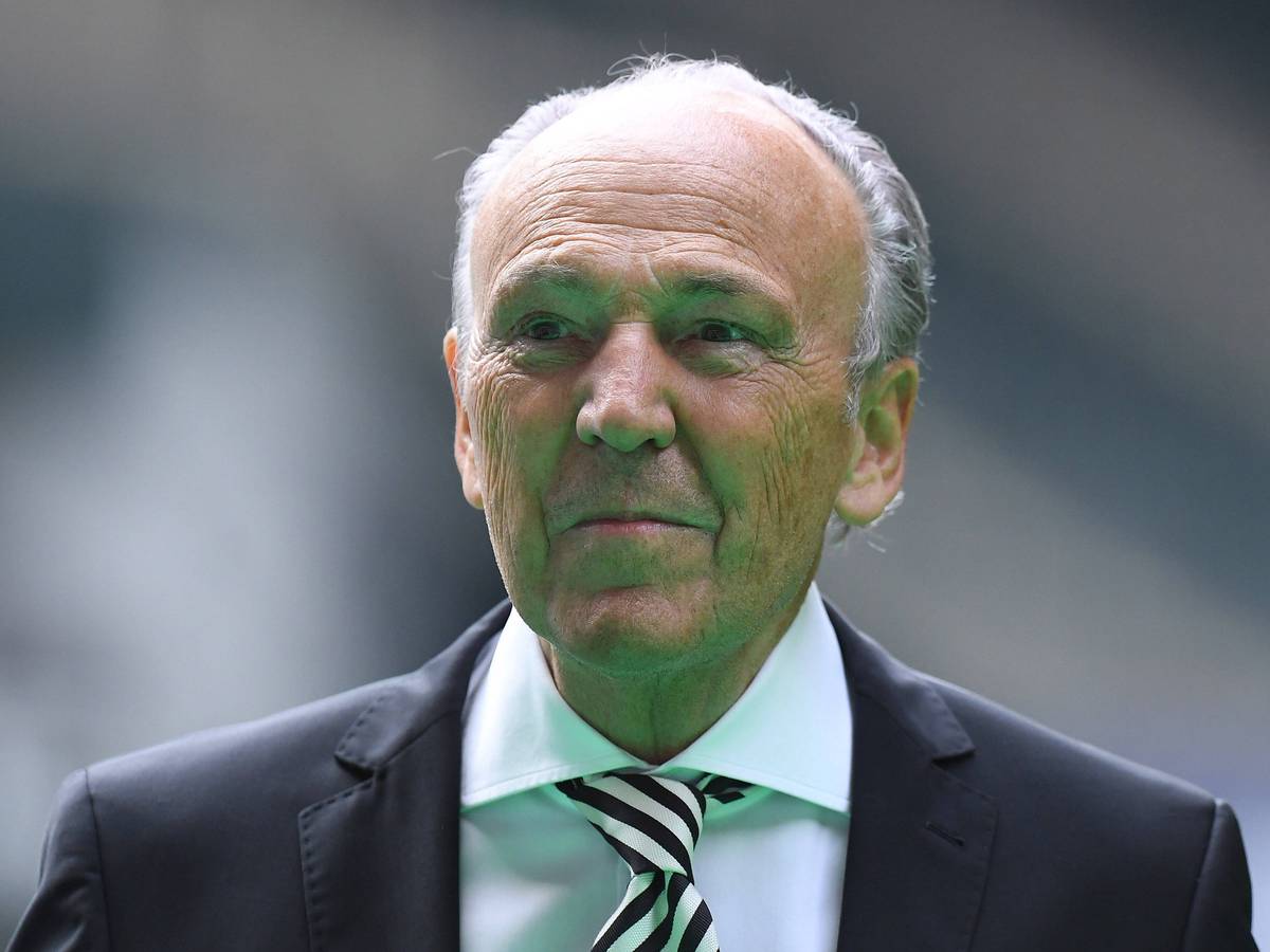 Gladbach-Präsident Rolf Königs milde lächelnd auf der Mitgliederversammlung von Borussia Mönchengladbach am 10.08.2021 im Borussia-Park.