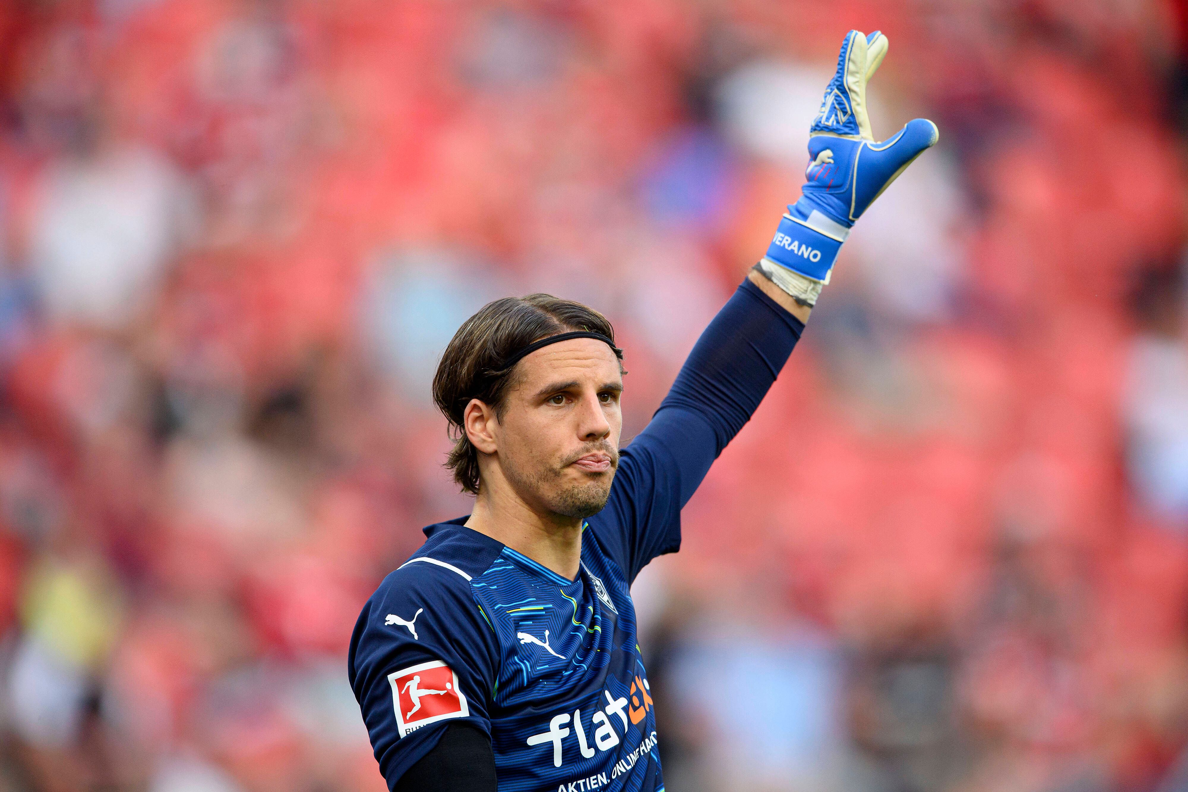 Gladbach-Keeper Yann Sommer hebt im Bundesliga-Spiel in Leverkusen am 22. August 2021 den linken Arm.