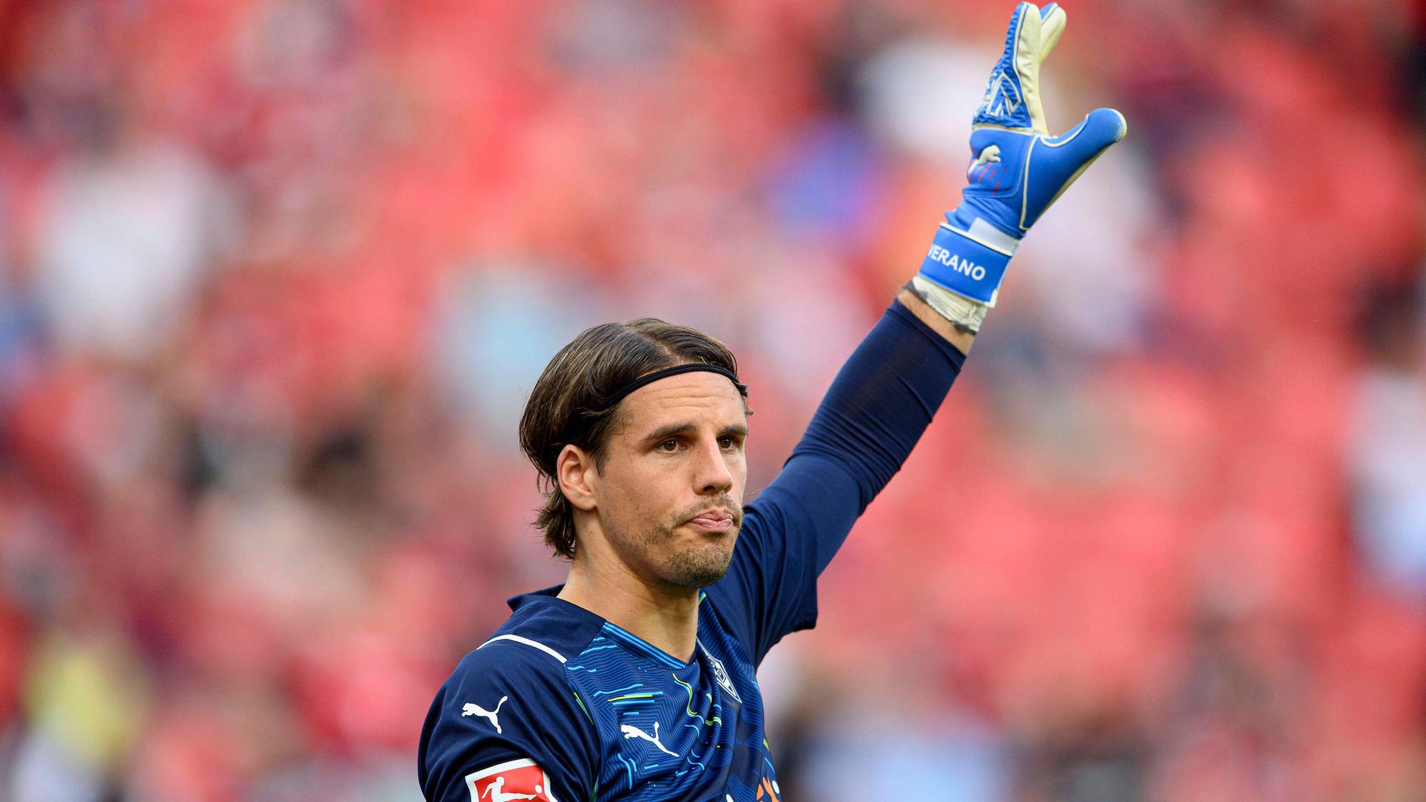Gladbach-Keeper Yann Sommer hebt im Bundesliga-Spiel in Leverkusen am 22. August 2021 den linken Arm.