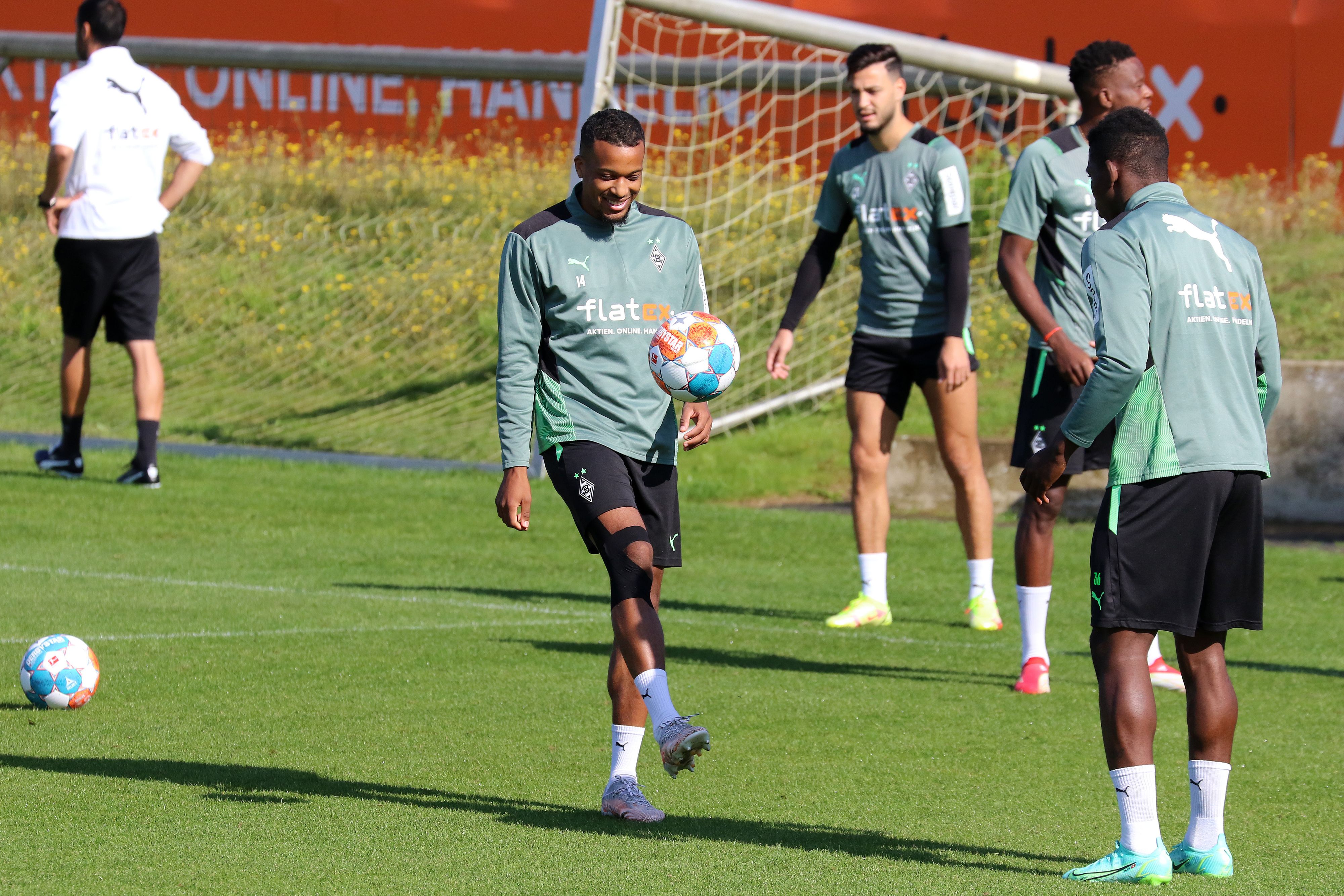 Alassane Plea kehrte nach einer kurzen Pause am Mittwoch (25. August 2021) zurück ins Mannschaftstraining. Das Foto zeigt den Franzosen lächelnd beim Ball-Hochhalten.