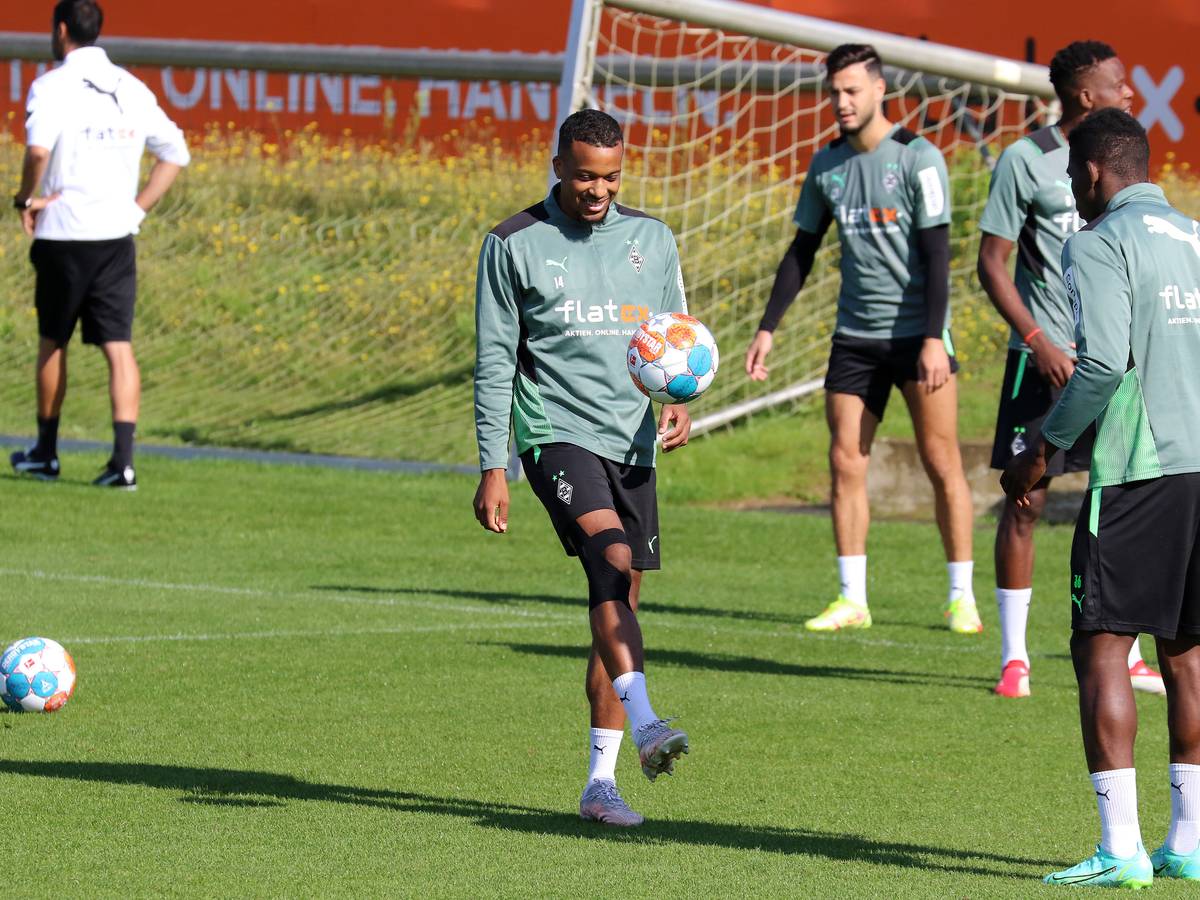 Alassane Plea kehrte nach einer kurzen Pause am Mittwoch (25. August 2021) zurück ins Mannschaftstraining. Das Foto zeigt den Franzosen lächelnd beim Ball-Hochhalten.