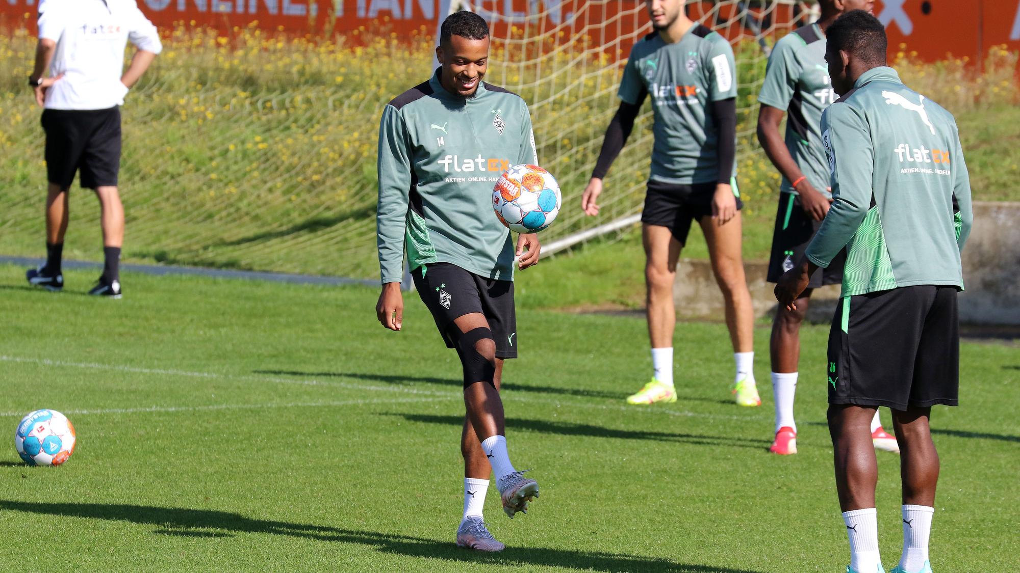 Alassane Plea kehrte nach einer kurzen Pause am Mittwoch (25. August 2021) zurück ins Mannschaftstraining. Das Foto zeigt den Franzosen lächelnd beim Ball-Hochhalten.