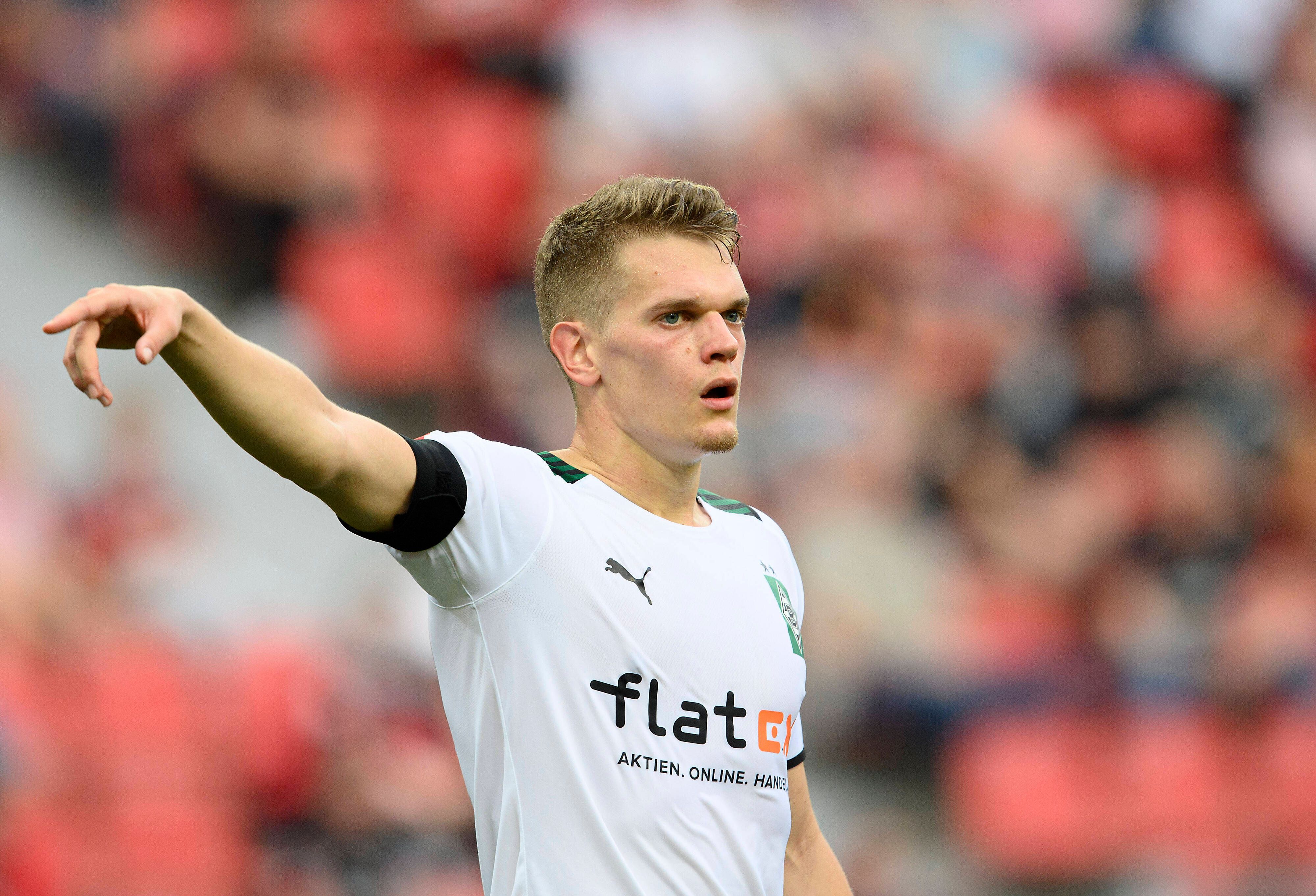 Gladbachs Matthias Ginter zeigt und gibt Anweisungen beim Auswärtsspiel in Leverkusen am 22. August 2021.