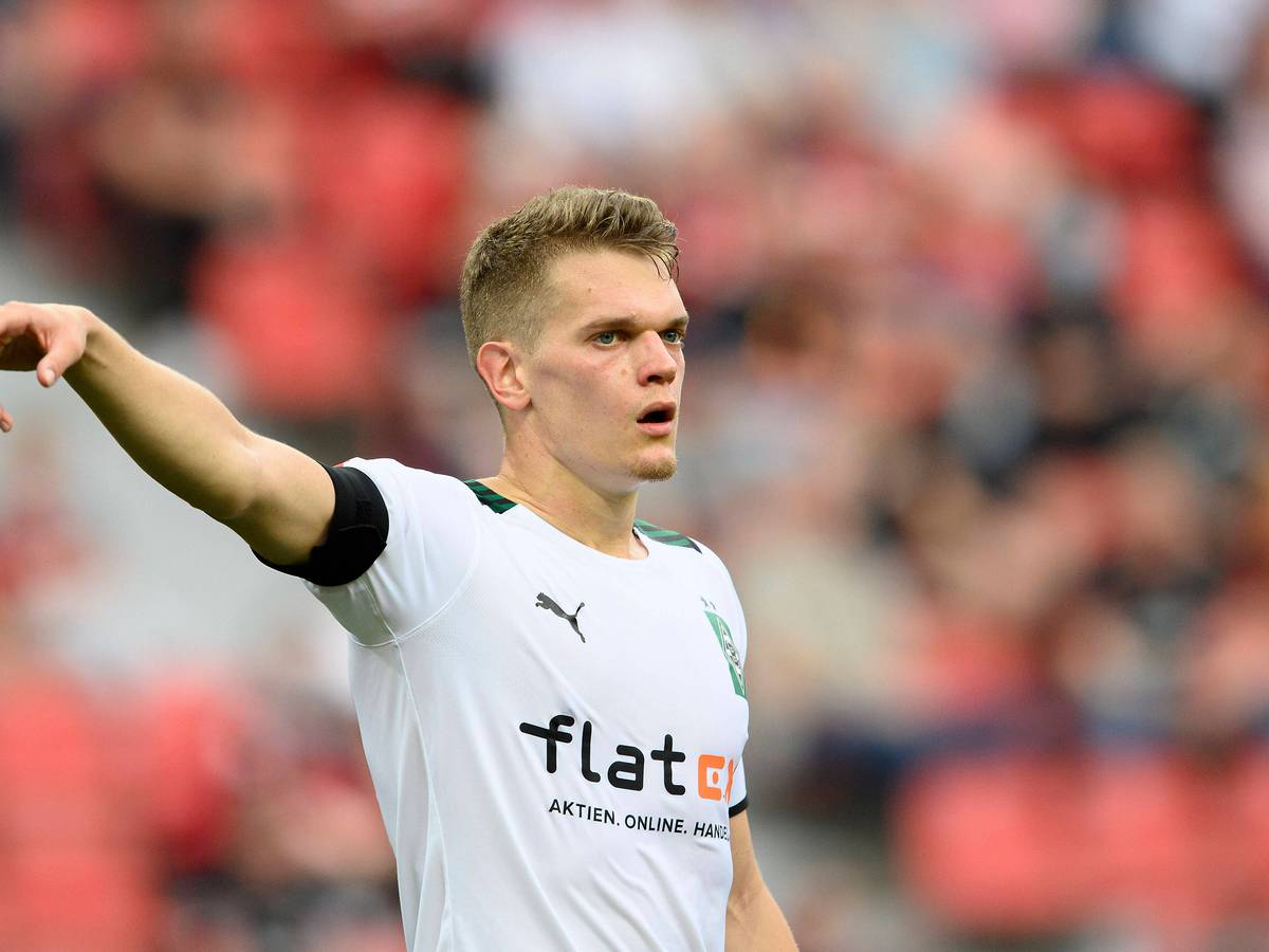 Gladbachs Matthias Ginter zeigt und gibt Anweisungen beim Auswärtsspiel in Leverkusen am 22. August 2021.