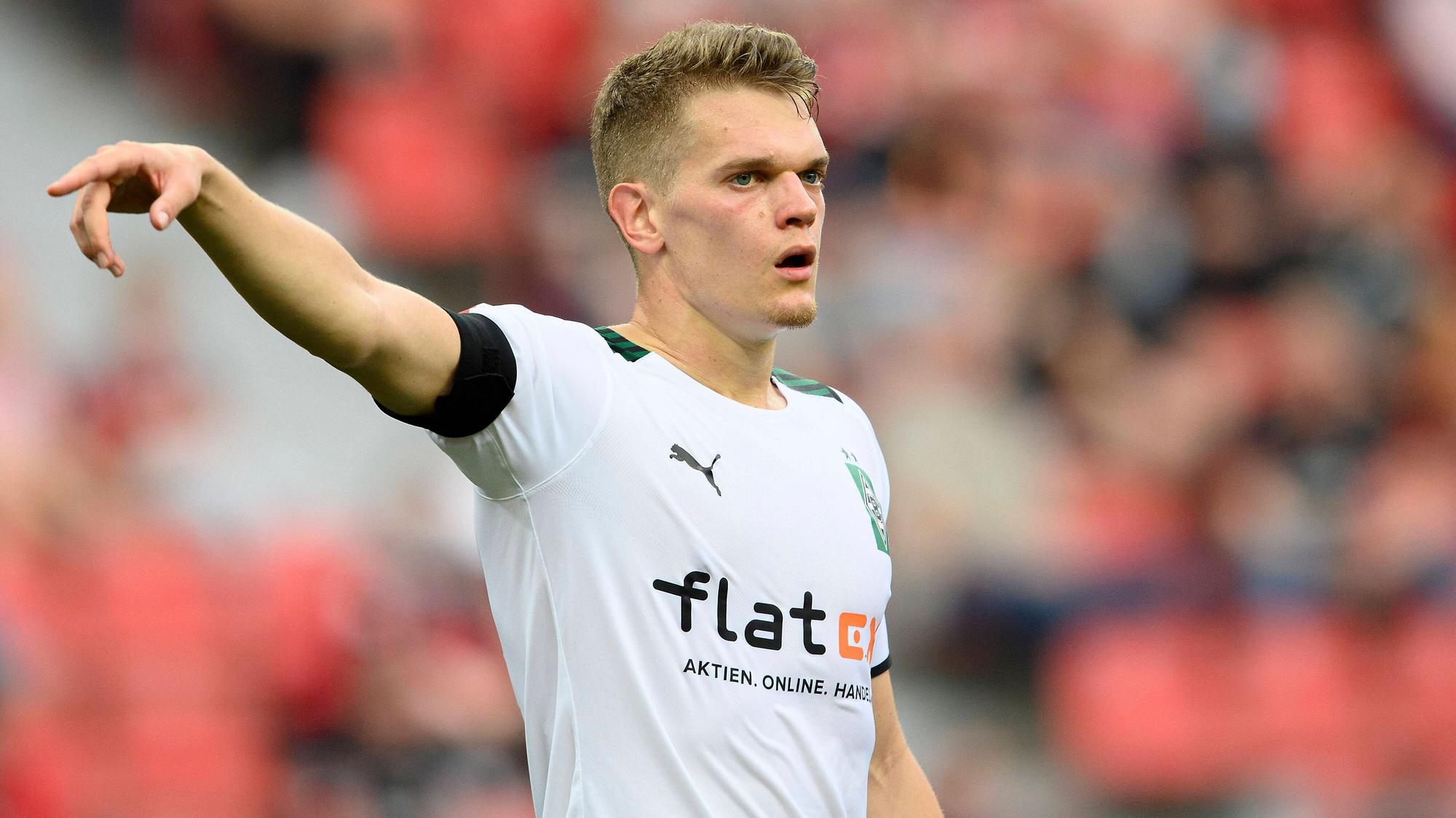 Gladbachs Matthias Ginter zeigt und gibt Anweisungen beim Auswärtsspiel in Leverkusen am 22. August 2021.