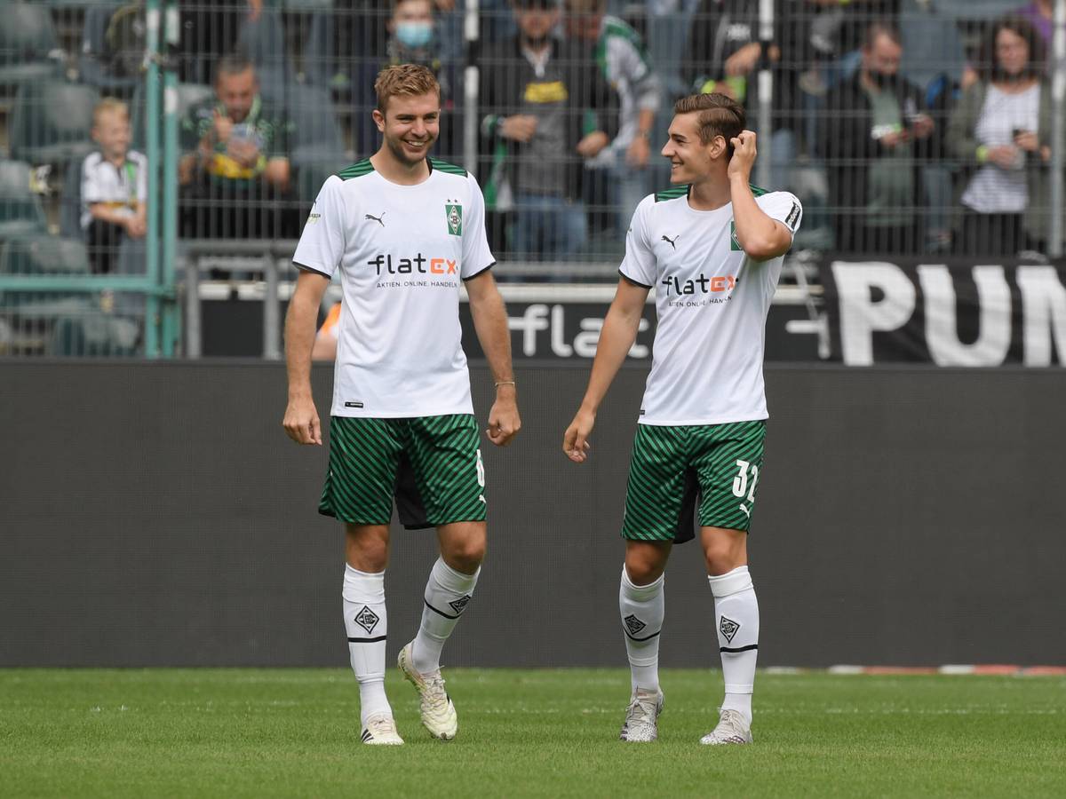 Die beiden Gladbach-Profis Christoph Kramer (l.) und Florian Neuhaus (r.), auf diesem Foto am 31. Juli 2021 zu sehen. Kramer und Neuhaus lächeln. Neuhaus fasst sich an den Hinterkopf.