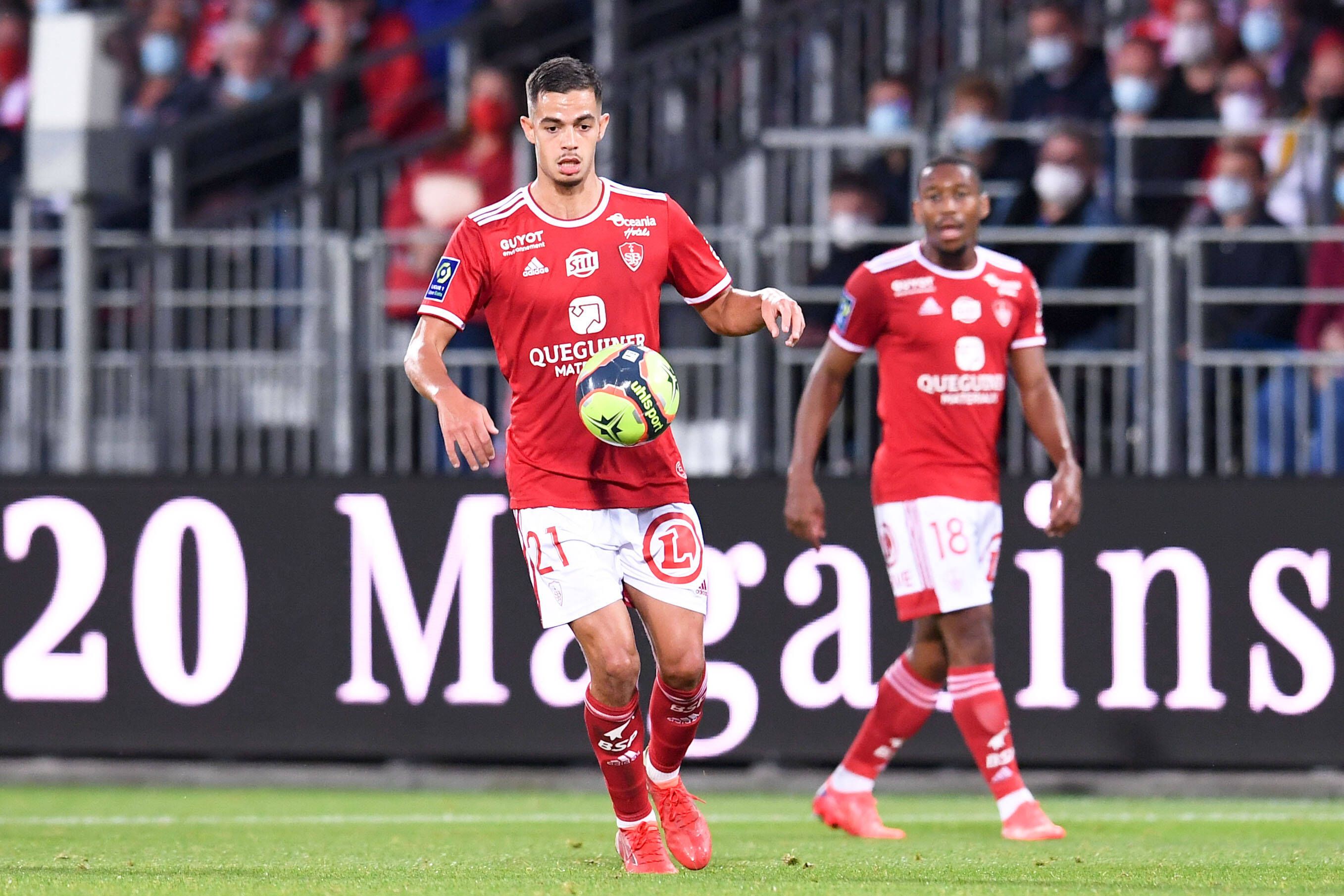 Romain Faivre von Stade Brest, auf diesem Foto ist der 23-Jährige am 20. August 2021 zu sehen. Faivre hat den Ball und kurbelt das Spiel seiner Mannschaft an.