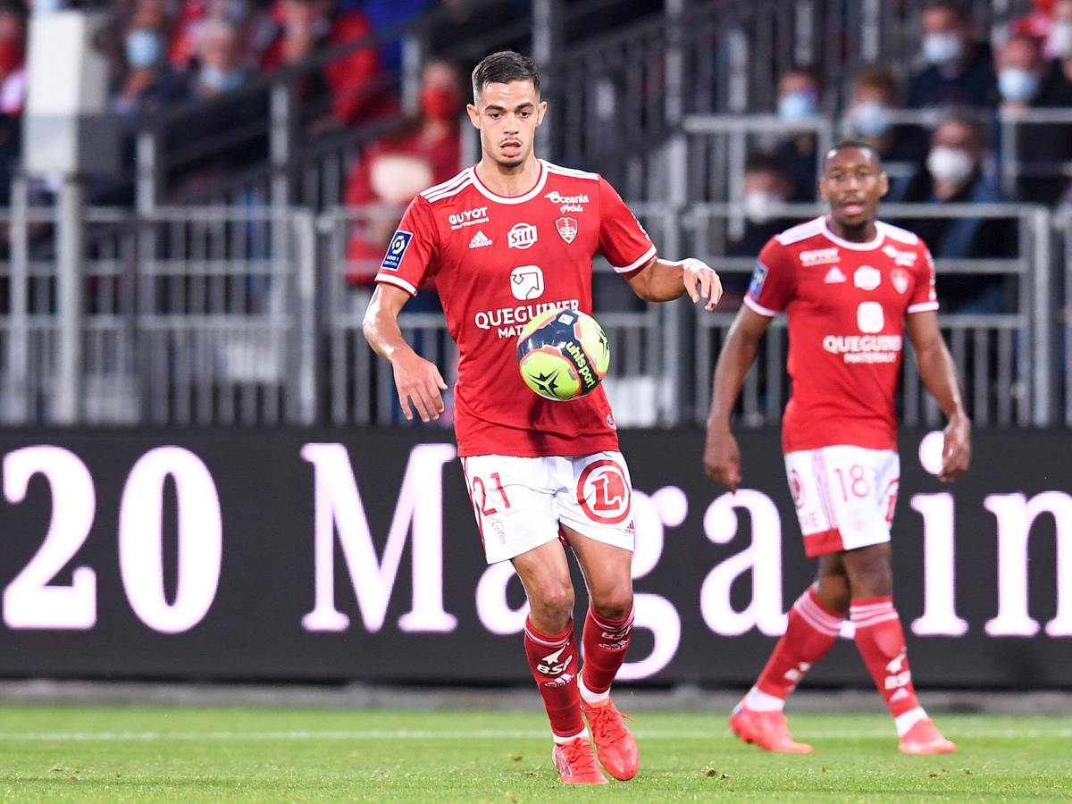 Romain Faivre von Stade Brest, auf diesem Foto ist der 23-Jährige am 20. August 2021 zu sehen. Faivre hat den Ball und kurbelt das Spiel seiner Mannschaft an.