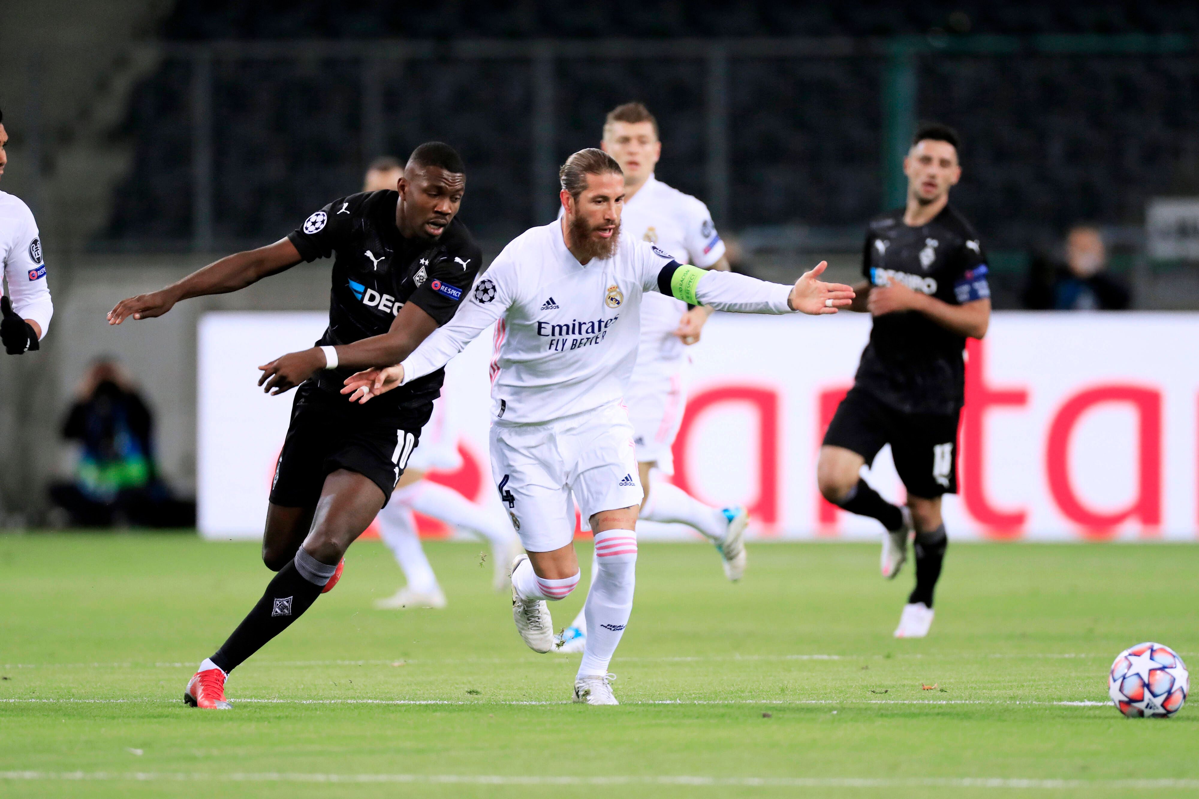 Gladbach-Stürmer Marcus Thuram (l.) im Duell mit dem ehemaligen Real-Madrid-Kapitän Sergio Ramos. Im Hintergrund schauen Toni Kroos und Borussia-Kapitän Lars Stindl (r.) zu.