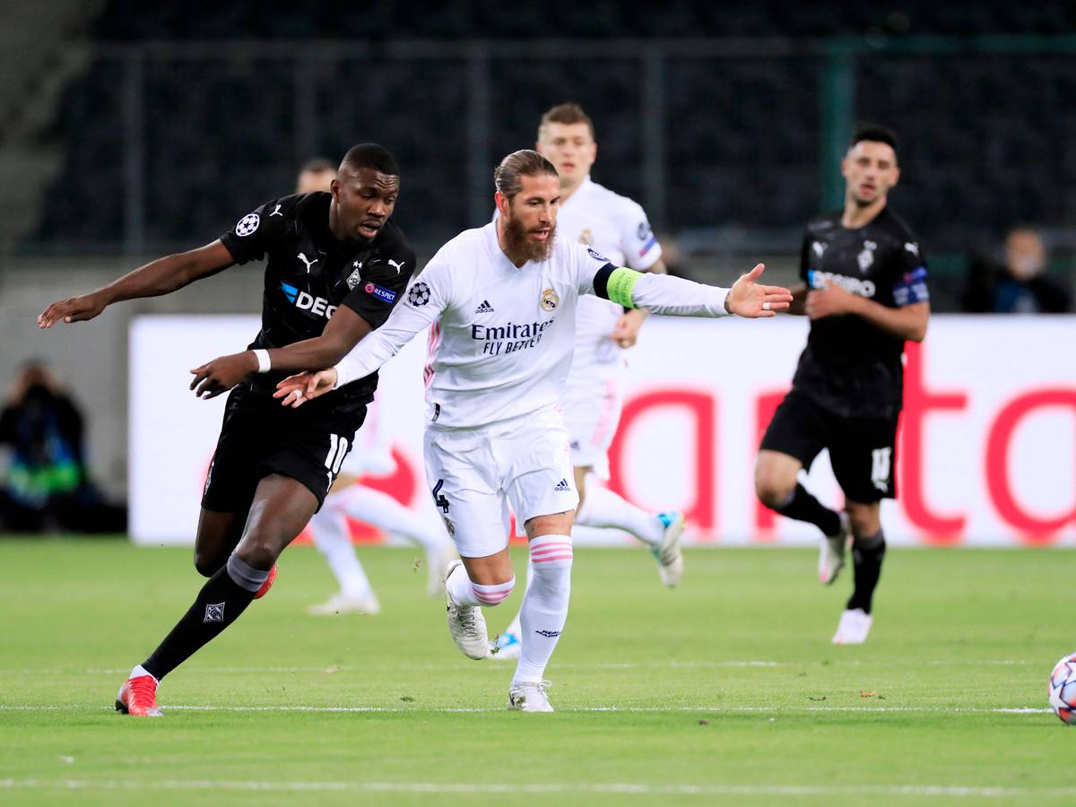 Gladbach-Stürmer Marcus Thuram (l.) im Duell mit dem ehemaligen Real-Madrid-Kapitän Sergio Ramos. Im Hintergrund schauen Toni Kroos und Borussia-Kapitän Lars Stindl (r.) zu.