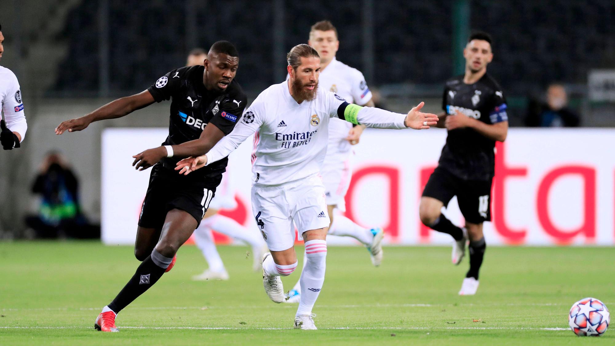 Gladbach-Stürmer Marcus Thuram (l.) im Duell mit dem ehemaligen Real-Madrid-Kapitän Sergio Ramos. Im Hintergrund schauen Toni Kroos und Borussia-Kapitän Lars Stindl (r.) zu.
