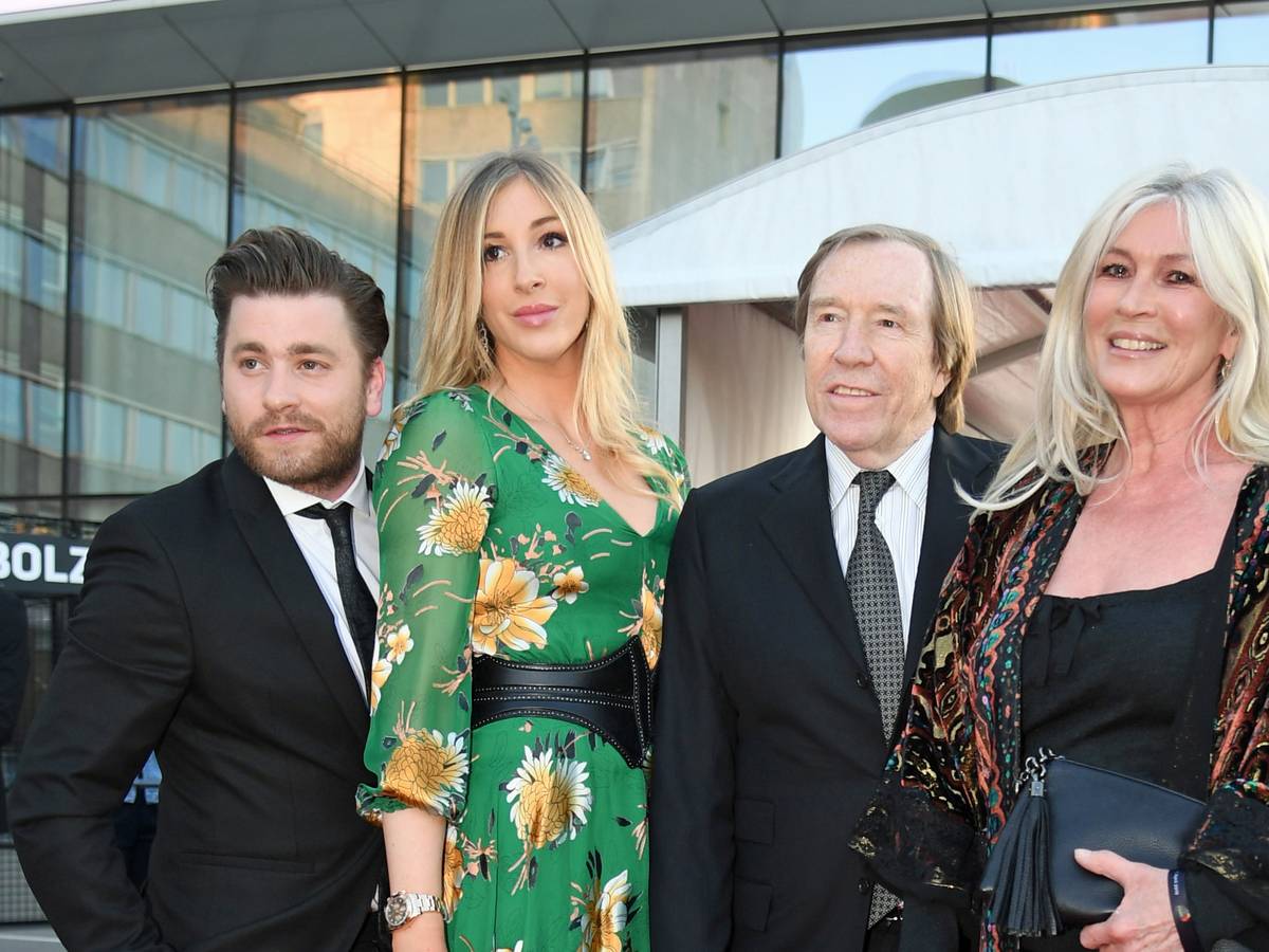 Gladbach-Legende Günter Netzer (2.v.r.) mit seiner Frau Elvira Netzer (r.), Tochter Alana (2.v.l.) und dem Popsänger Baschi (l.) am 1. April 2019 in Dortmund.