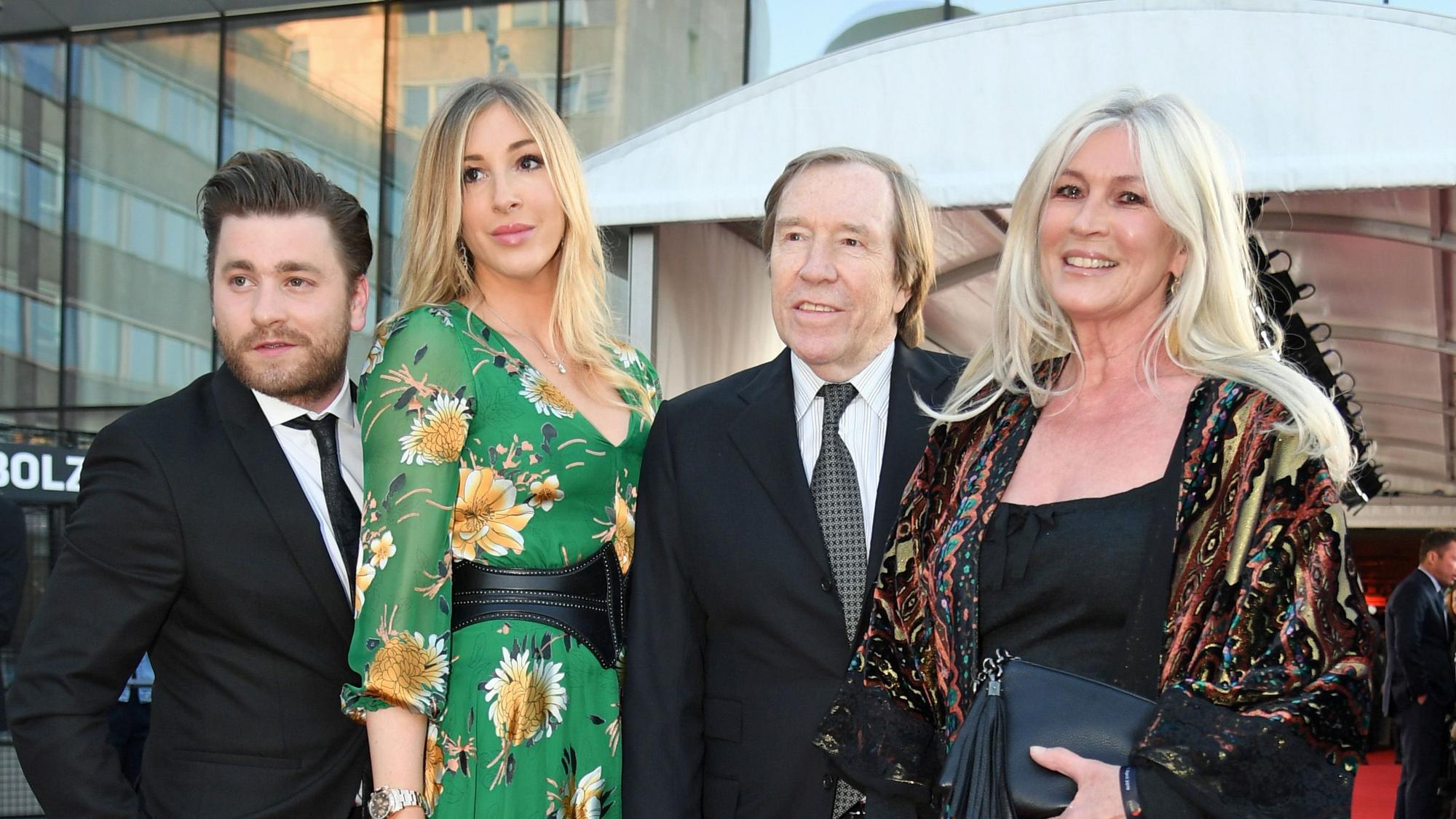 Gladbach-Legende Günter Netzer (2.v.r.) mit seiner Frau Elvira Netzer (r.), Tochter Alana (2.v.l.) und dem Popsänger Baschi (l.) am 1. April 2019 in Dortmund.