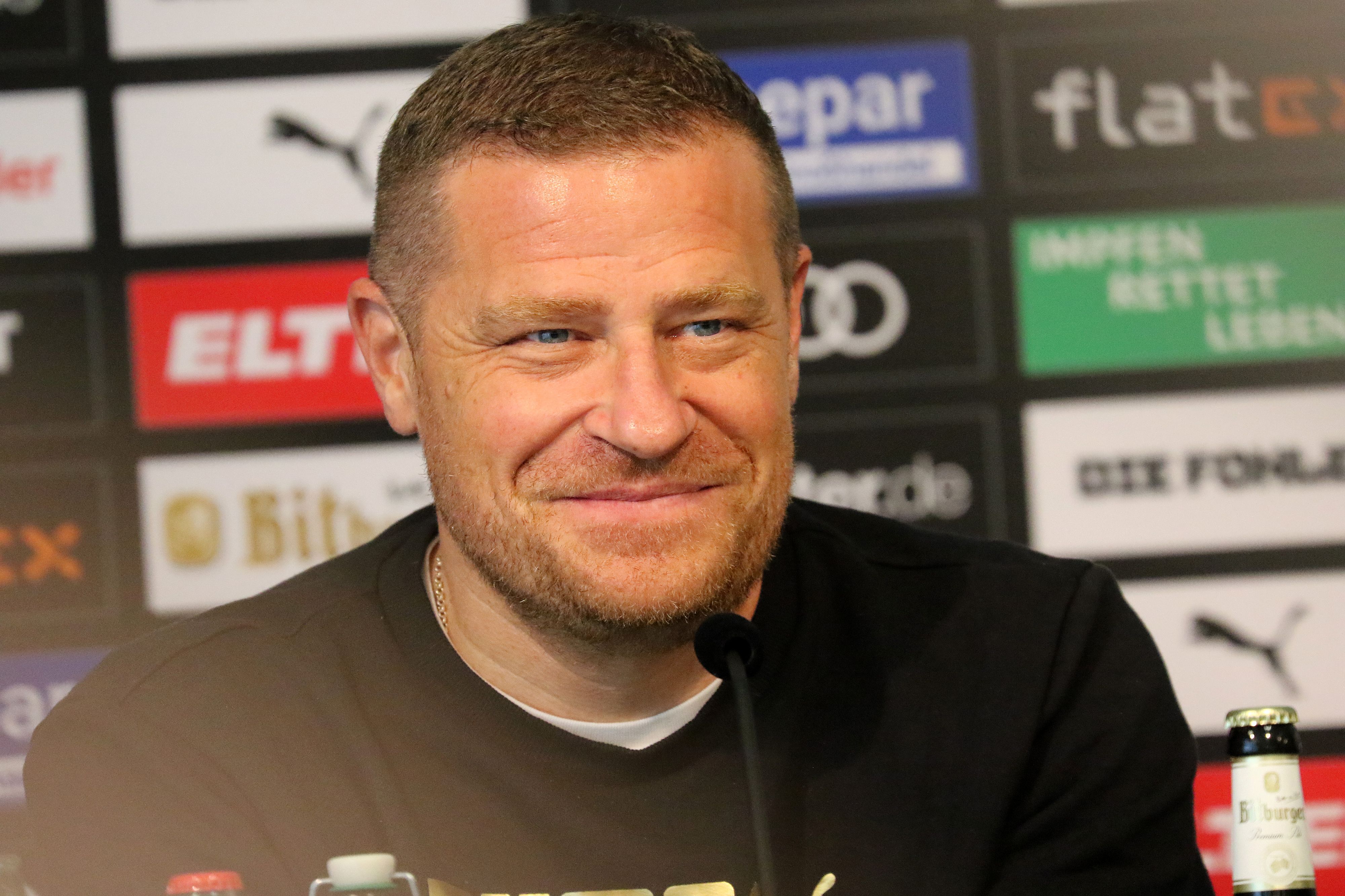 Ex-Gladbach-Manager Max Eberl, hier zu sehen am 27. August 2021 während einer Pressekonferenz im Borussia-Park. Eberl lächelt.