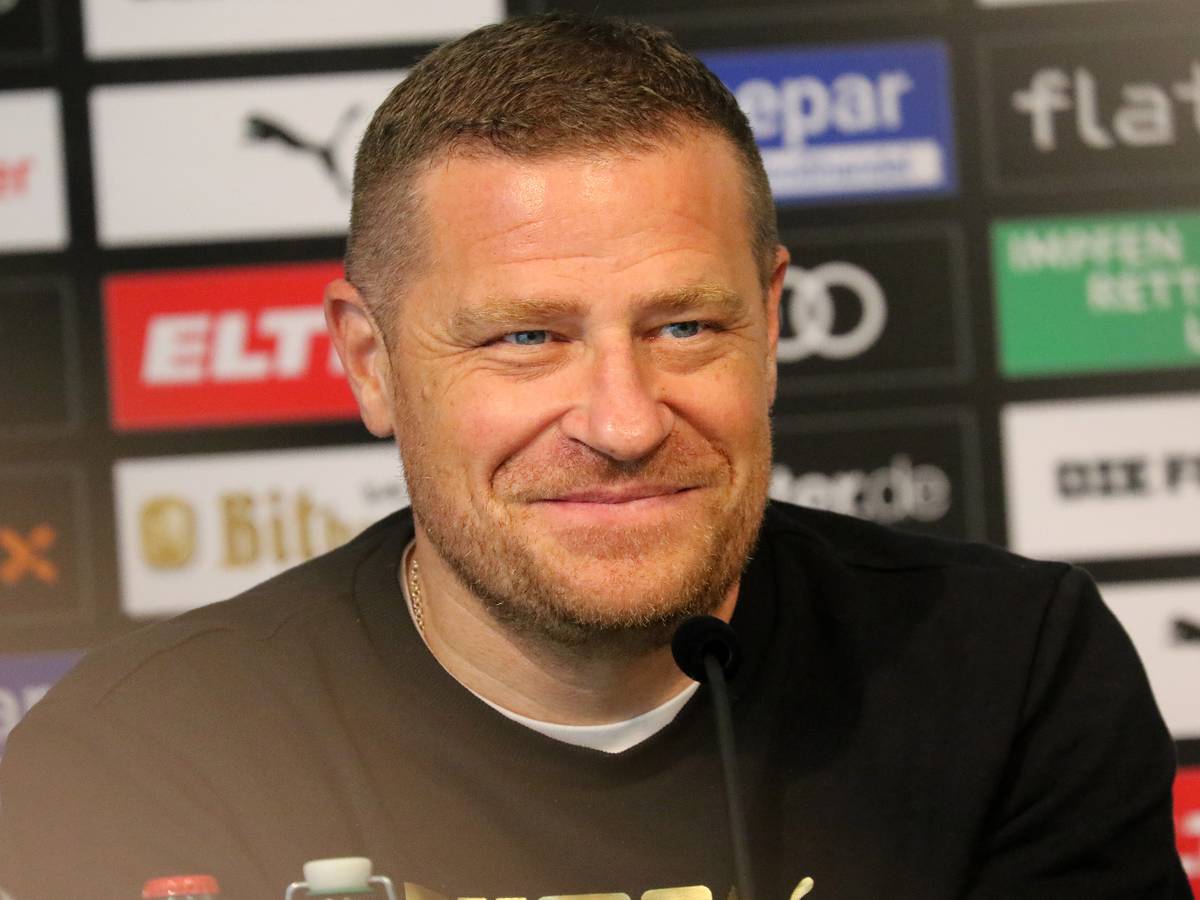 Max Eberl lächelt verschmitzt auf der Pressekonferenz der Fohlen vor dem Auswärtsspiel bei Union Berlin am 27. August 2021 im Borussia-Park.
