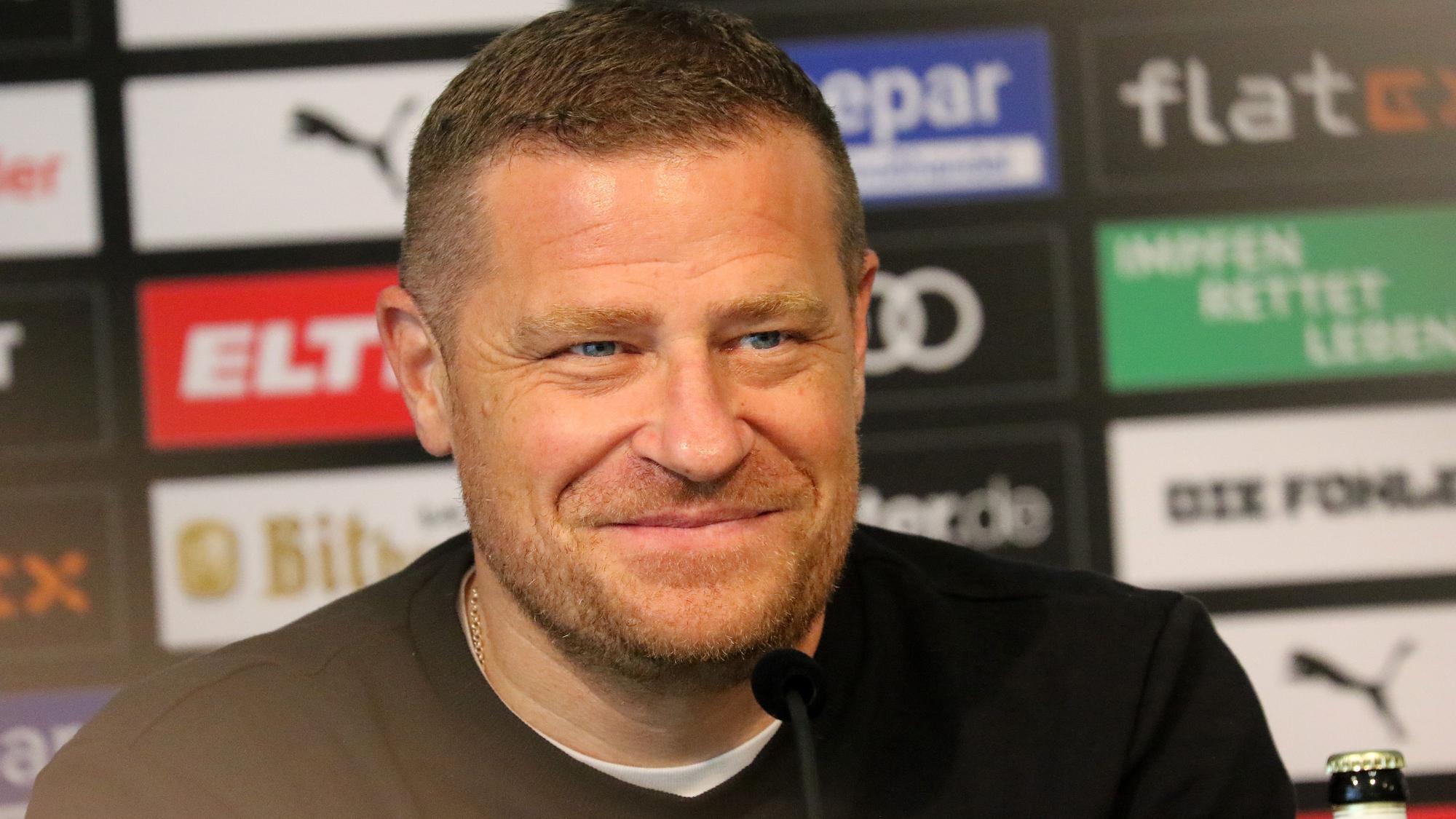 Max Eberl lächelt verschmitzt auf der Pressekonferenz der Fohlen vor dem Auswärtsspiel bei Union Berlin am 27. August 2021 im Borussia-Park.