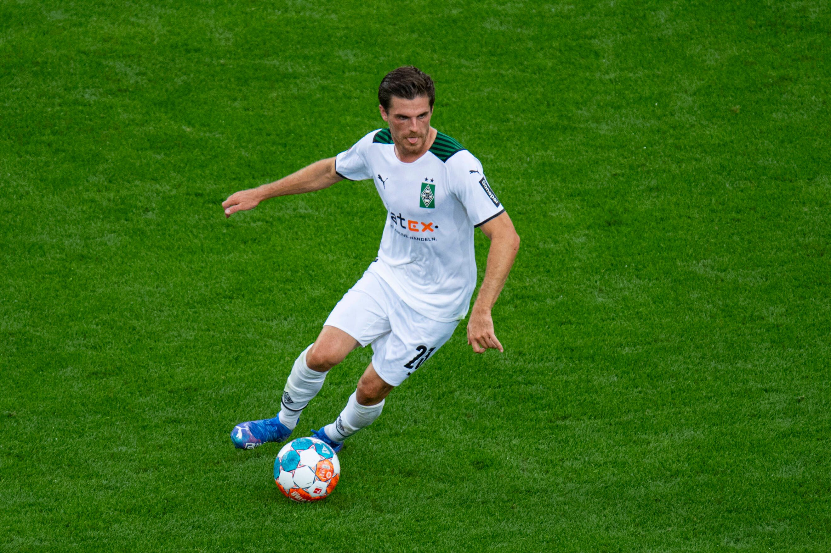Jonas Hofmann führt den Ball beim Auswärtsspiel in Leverkusen am 21. August 2021 in der BayArena.