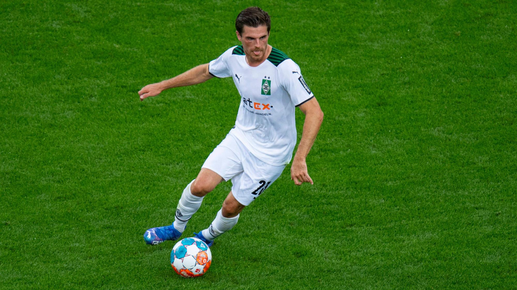Jonas Hofmann führt den Ball beim Auswärtsspiel in Leverkusen am 21. August 2021 in der BayArena.