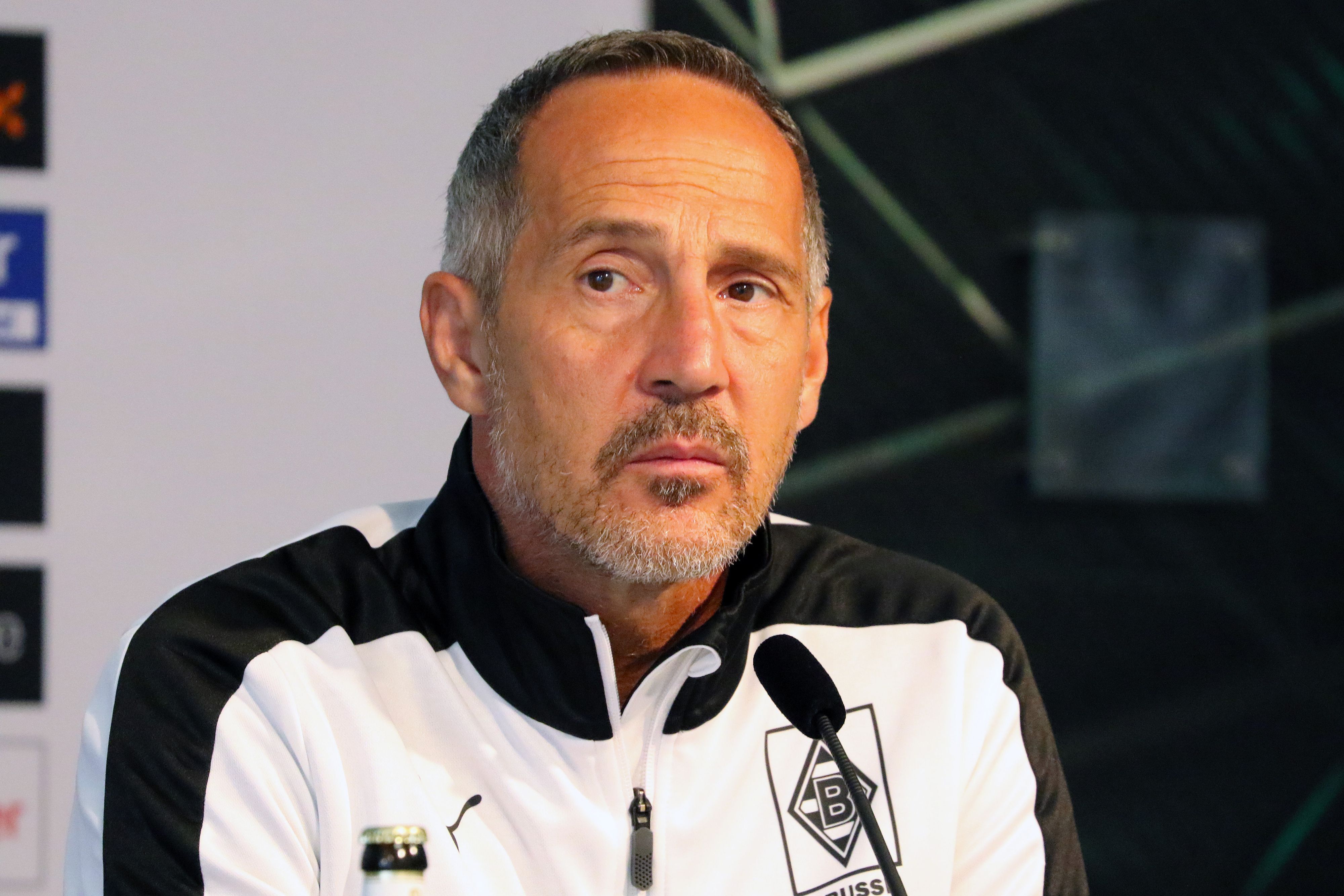 Gladbach-Trainer Adi Hütter bei der PK der Fohlen vor dem Spiel bei Union Berlin am 27. August 2021 im Borussia-Park schaut skeptisch.