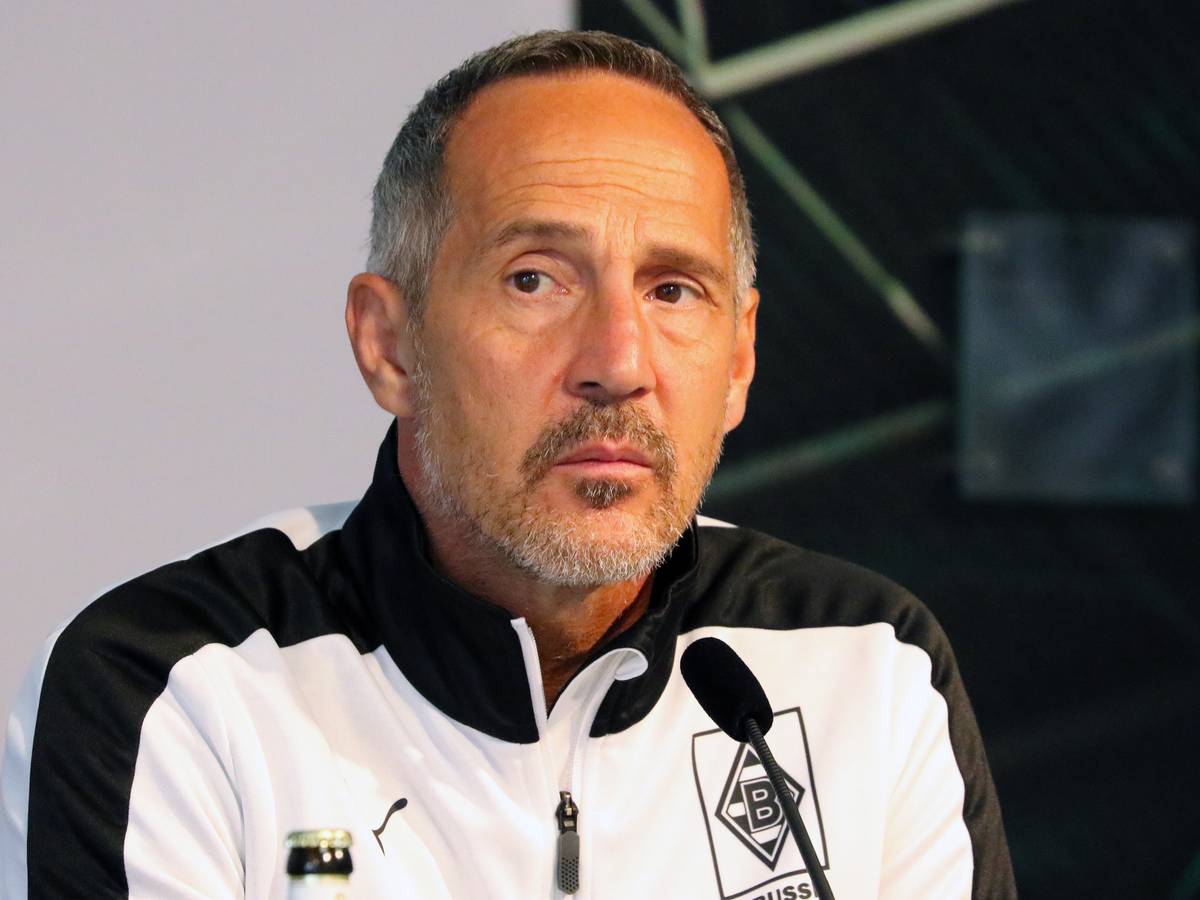 Gladbach-Trainer Adi Hütter bei der PK der Fohlen vor dem Spiel bei Union Berlin am 27. August 2021 im Borussia-Park schaut skeptisch.