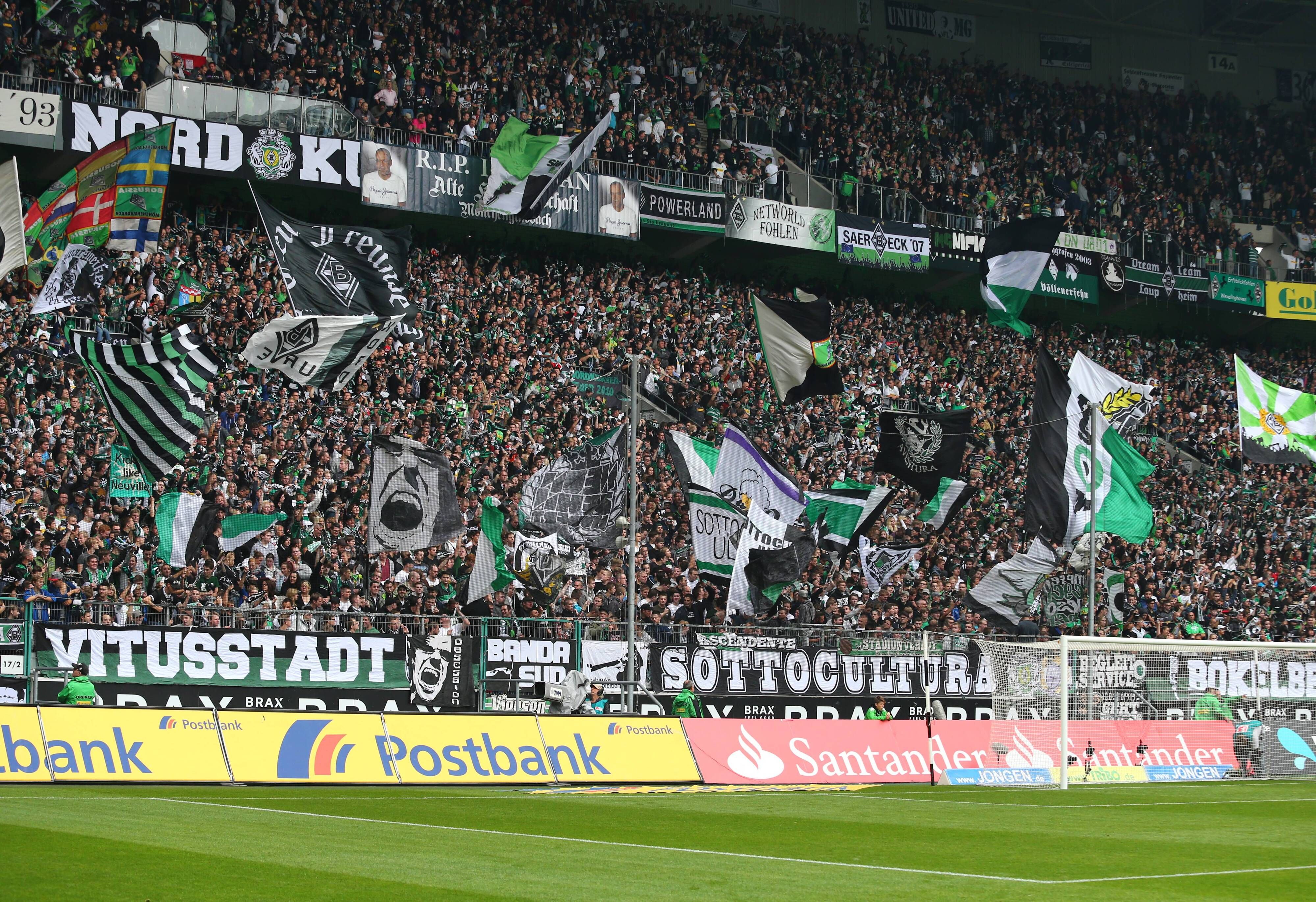Gladbacher Fans unterstützen ihre Mannschaft am 5. Oktober 2013 von der Nordtribüne des Borussia-Parks heraus.