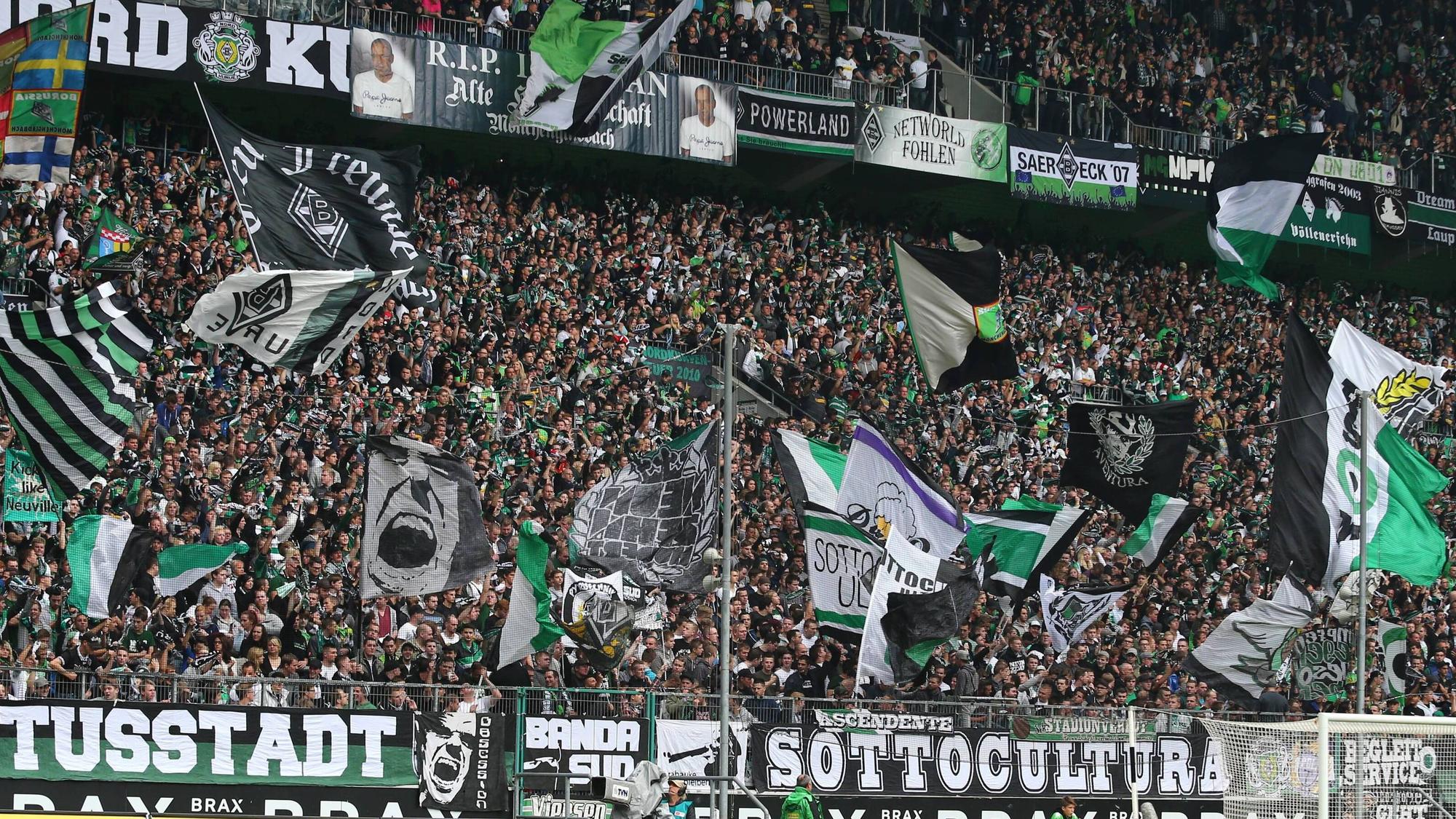 Gladbacher Fans unterstützen ihre Mannschaft am 5. Oktober 2013 von der Nordtribüne des Borussia-Parks heraus.