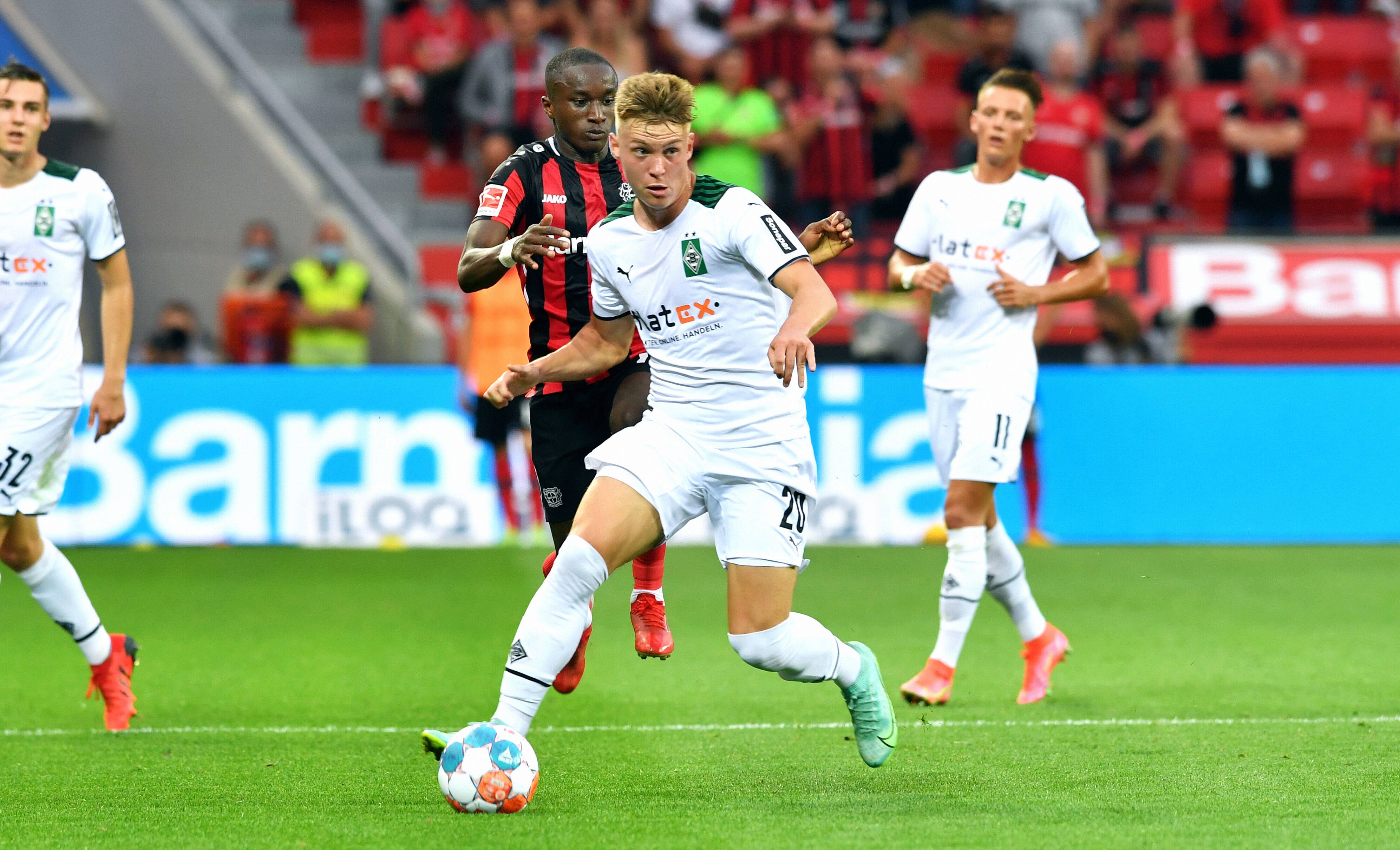 Gladbachs neuer Linksverteidiger Luca Netz (Mitte) ist beim 0:4 in Leverkusen (21. August 2021) erstmals für die Borussia in der Bundesliga zum Einsatz gekommen. In dieser Szene kontrolliert er mit dem rechten Fuß den Ball.
