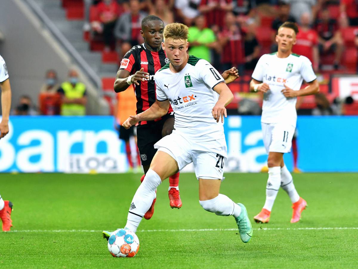 Gladbachs neuer Linksverteidiger Luca Netz (Mitte) ist beim 0:4 in Leverkusen (21. August 2021) erstmals für die Borussia in der Bundesliga zum Einsatz gekommen. In dieser Szene kontrolliert er mit dem rechten Fuß den Ball.