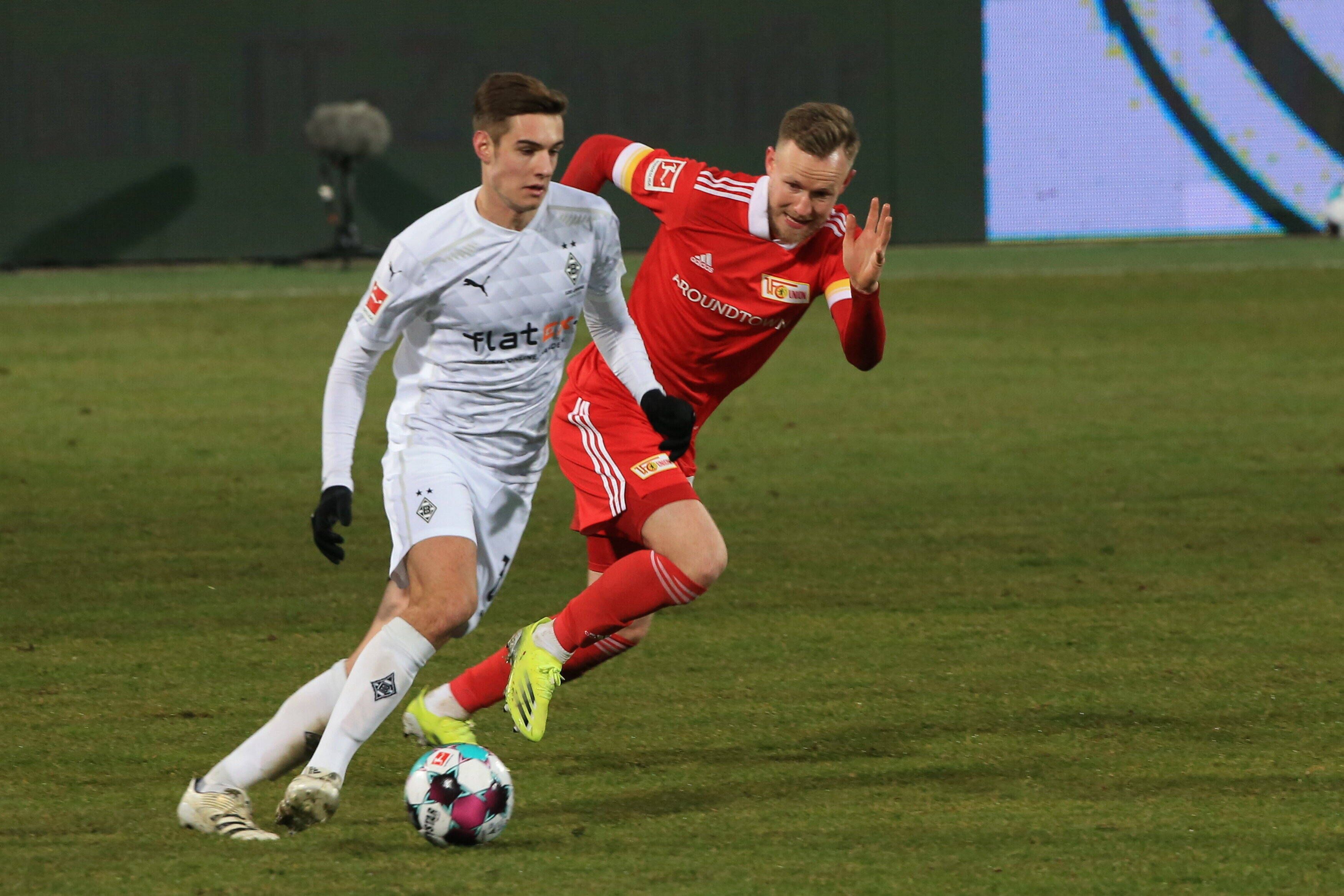 Florian Neuhaus (l.), Mittelfeldspieler von Borussia Mönchengladbach, am 30. Januar 2021 beim 1:1 im Bundesliga-Duell bei Union Berlin. Neuhaus kontrolliert mit dem rechten Fuß den Ball.