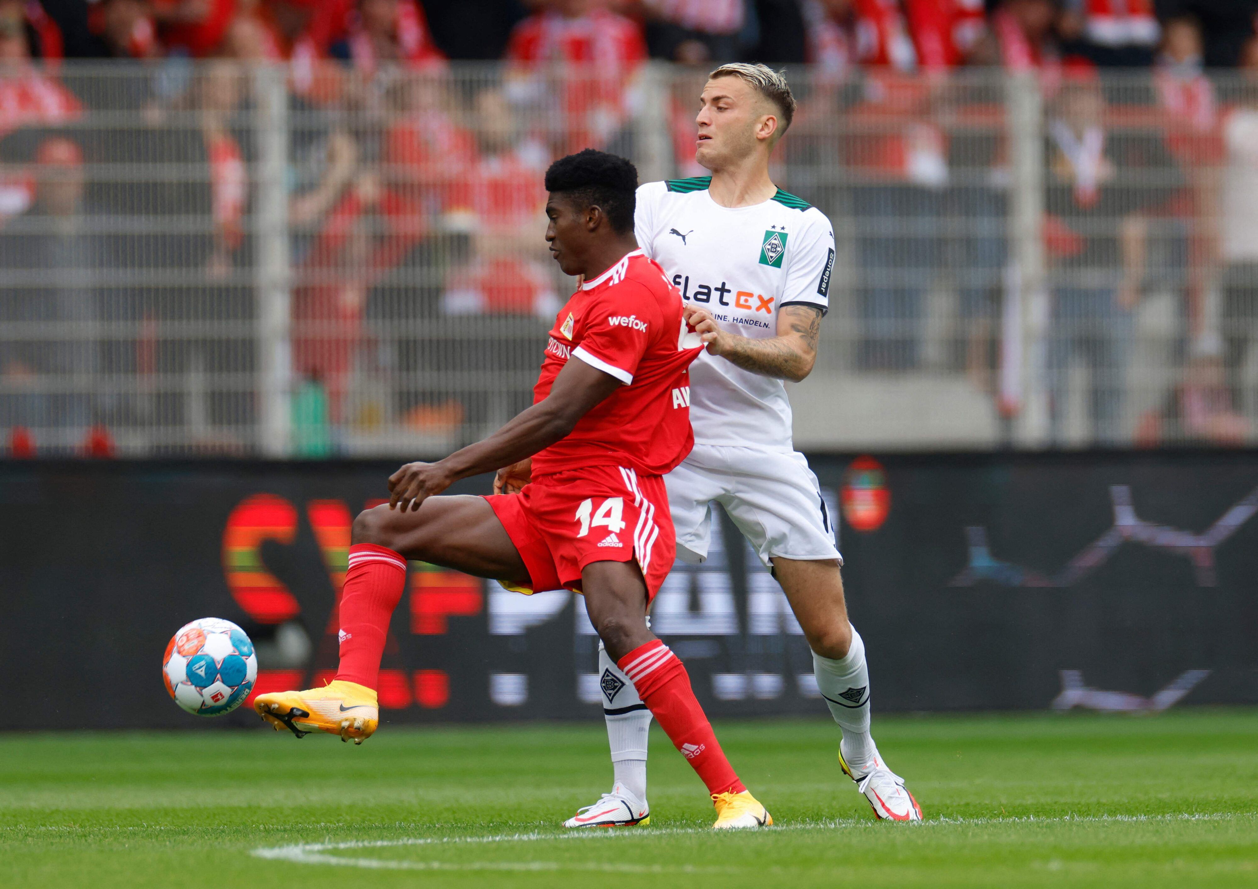 Gladbachs Jordan Beyer im Zweikampf mit Union Berlins Taiwo Awoniyi.