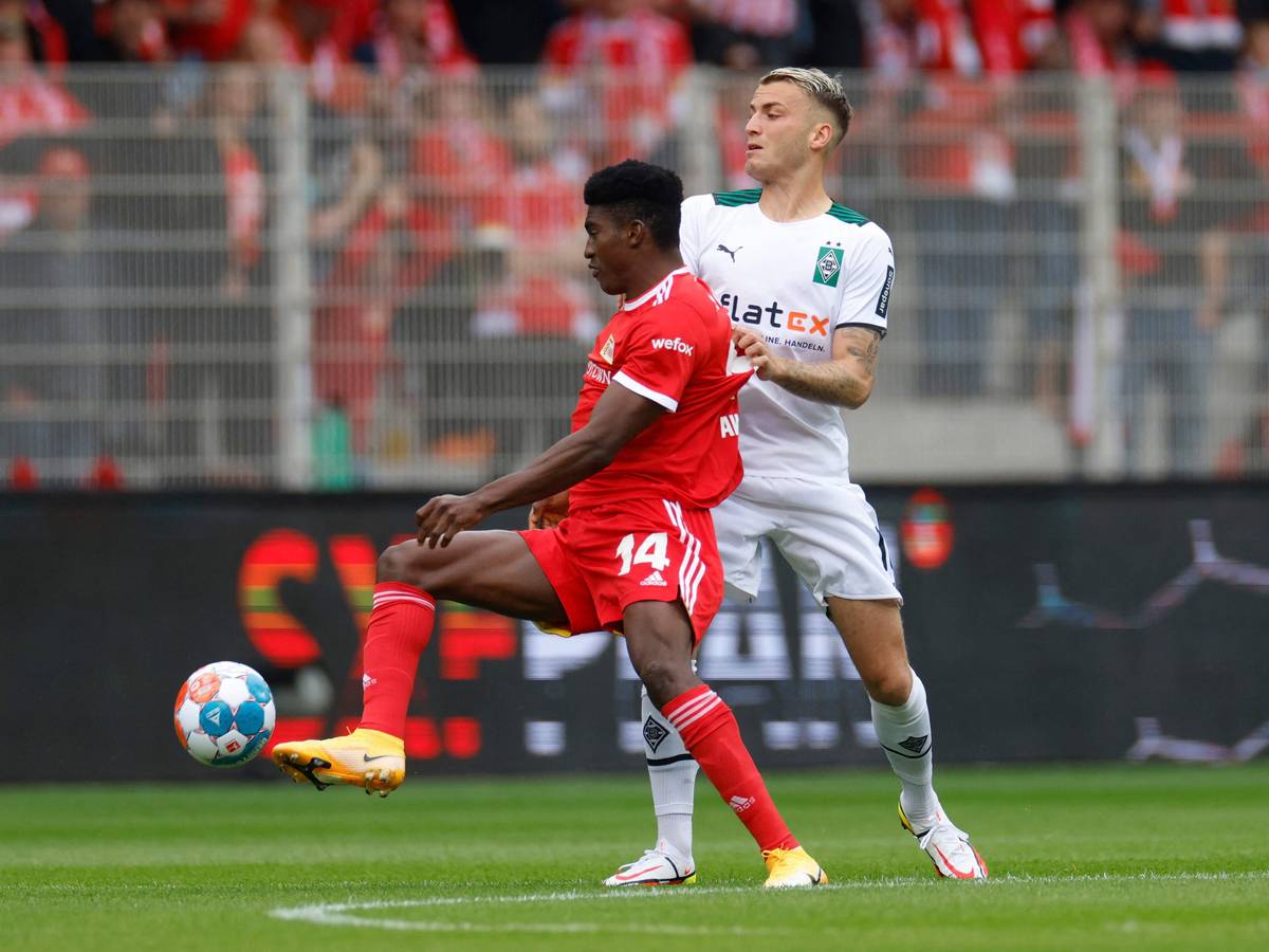Gladbachs Jordan Beyer im Zweikampf mit Union Berlins Taiwo Awoniyi.
