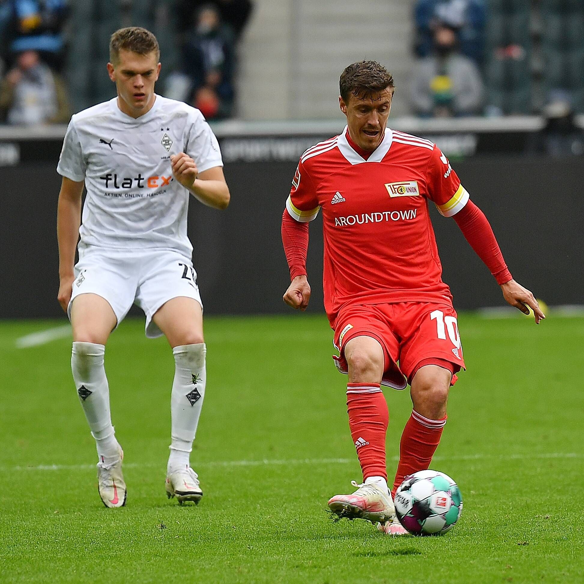 Gladbachs Matthias Ginter im Zweikampf mit Union Berlins Max Kruse am 26.09.20, 1.Bundesliga - 2.Spieltag: Borussia Moenchengladbach