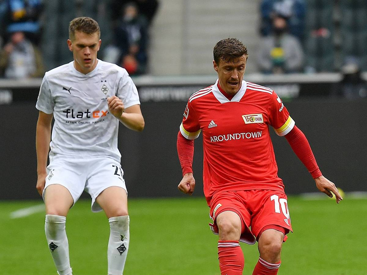 Gladbachs Matthias Ginter im Zweikampf mit Union Berlins Max Kruse am 26.09.20, 1.Bundesliga - 2.Spieltag: Borussia Moenchengladbach