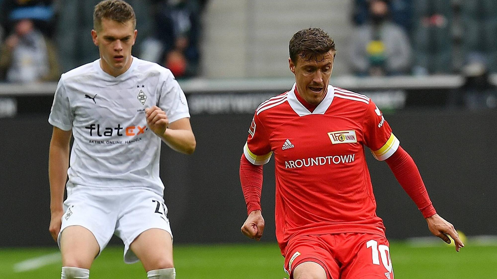 Gladbachs Matthias Ginter im Zweikampf mit Union Berlins Max Kruse am 26.09.20, 1.Bundesliga - 2.Spieltag: Borussia Moenchengladbach