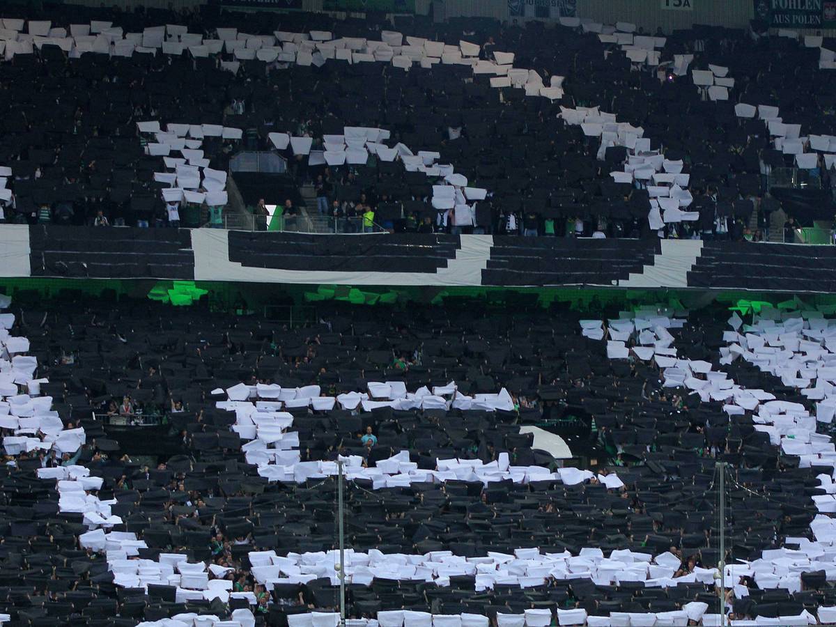 Die Gladbach-Fans stehen mit dieser Choreographie am 18. September 2014 geschlossen hinter der Borussia. Zu sehen ist eine riesige Gladbach-Raute in der Nordkurve.