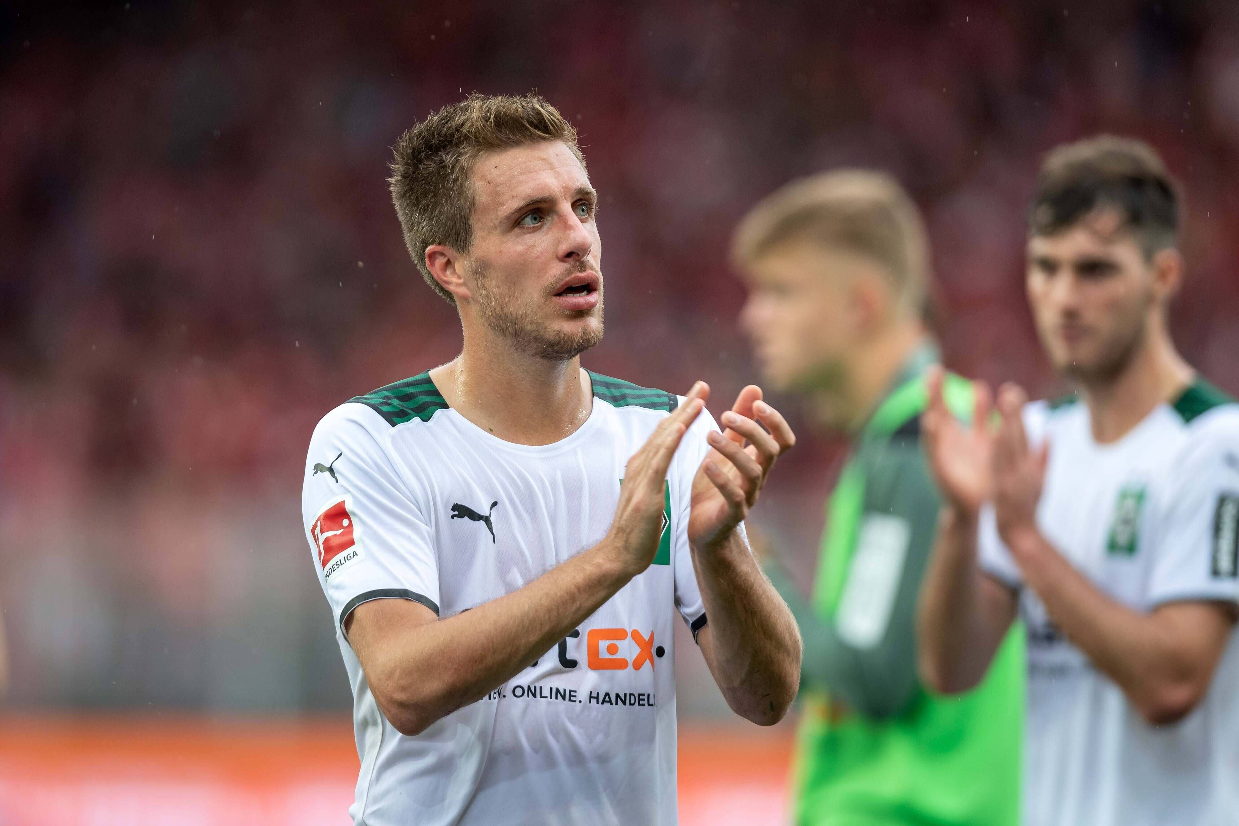 Patrick Herrmann von Borussia Mönchengladbach, klatscht nach dem Bundesligaspiel bei Union Berlin am 29. August 2021 mit enttäuschtem Blick in die Hände.