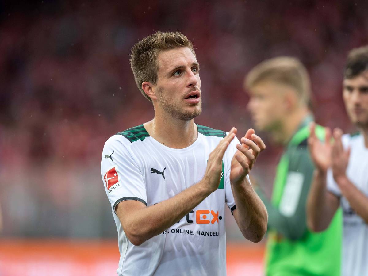 Patrick Herrmann von Borussia Mönchengladbach, klatscht nach dem Bundesligaspiel bei Union Berlin am 29. August 2021 mit enttäuschtem Blick in die Hände.