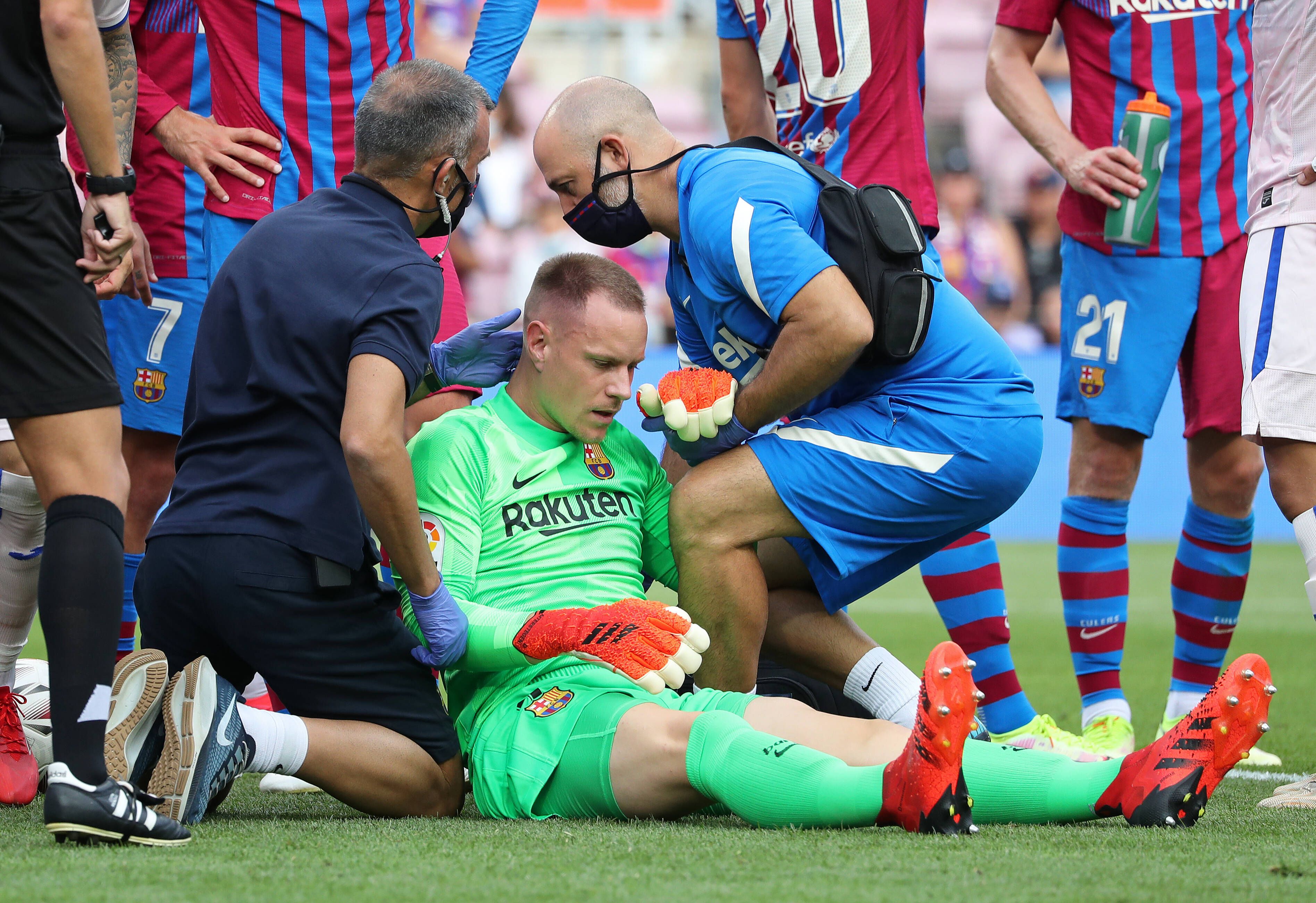 Marc-André ter Stegen, ehemaliger Torhüter von Borussia Mönchengladbach, hat beim FC Barcelona sein Comeback (29. August 2021) im Spiel gegen Getafe gegeben. Und ist dabei auch k.o. gegangen. Der deutsche Nationalspieler muss von Medizinern auf dem Platz behandelt werden.