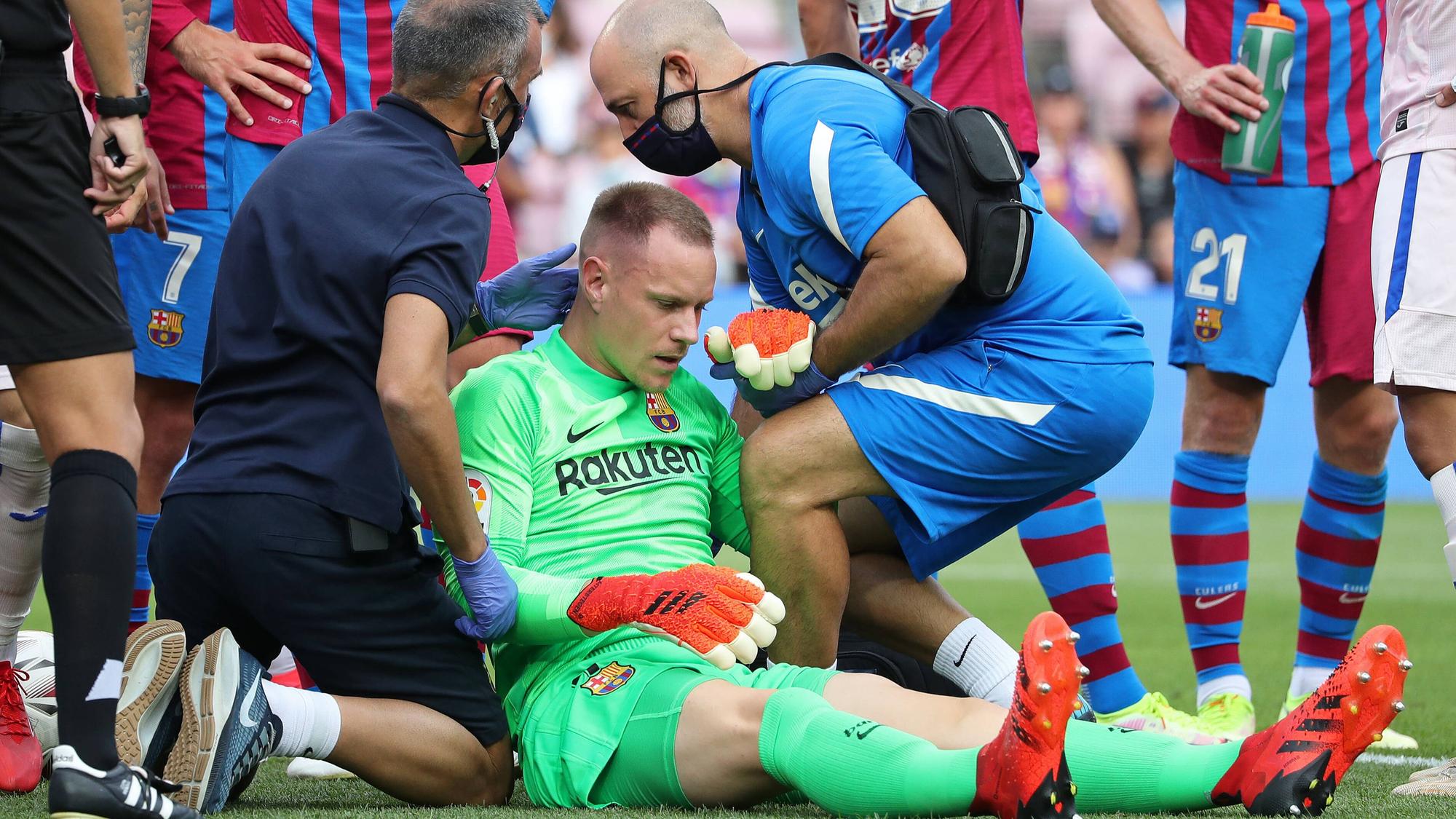 Marc-André ter Stegen, ehemaliger Torhüter von Borussia Mönchengladbach, hat beim FC Barcelona sein Comeback (29. August 2021) im Spiel gegen Getafe gegeben. Und ist dabei auch k.o. gegangen. Der deutsche Nationalspieler muss von Medizinern auf dem Platz behandelt werden.