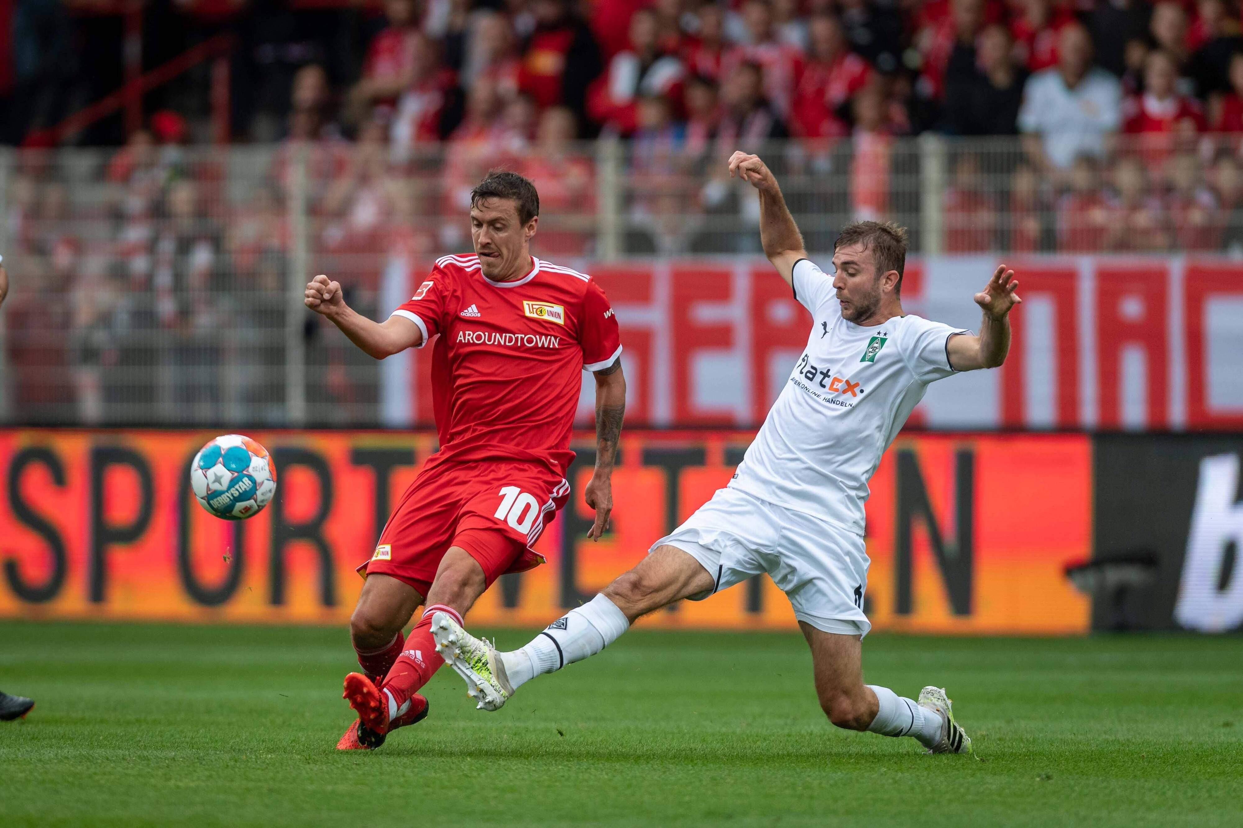 Gladbach-Spieler Christoph Kramer (r.) mit ausgestrecktem Bein im Kampf um den Ball mit Max Kruse (l.) von Union Berlin am 29. August 2021.